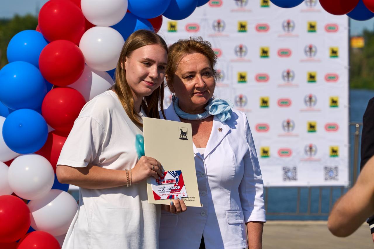 На празднике чествовали представителей спортивных федераций, которые вносят большой вклад в воспитание молодежи и прививают любовь к спорту.  #СызраньСпортивная ⏩⏩⏩