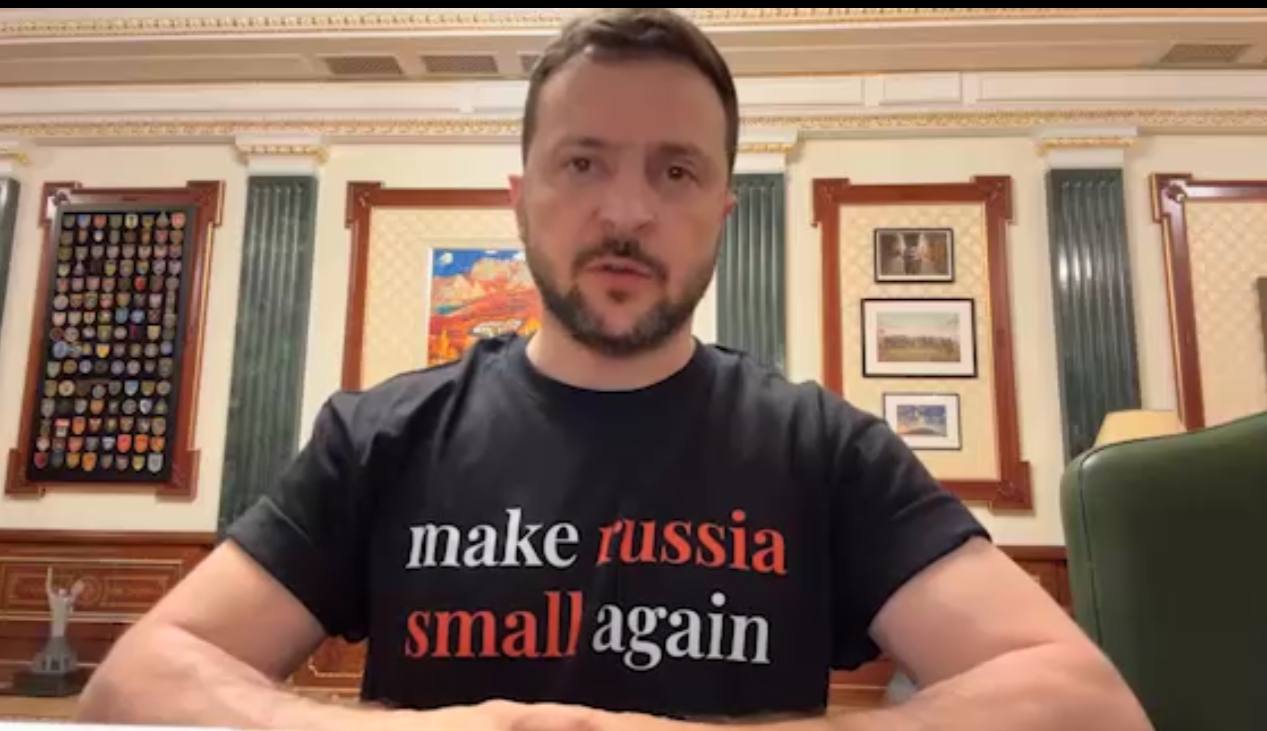 Зеленский записал ежедневное обращение к украинцам в футболке «Make Russia small again»  Президент Украины опубликовал в своем тг-канале ежедневное обращение — сегодня он говорил про совещание с премьером Денисом Шмыгалем «относительно безотлагательных решений, которые требуют принятия». А также рассказал про доклад главнокомандующего ВСУ Александра Сырского, который сообщил о боях в Курской области и Донбассе.   Для записи ролика Зеленский надел футболку с надписью "Make Russia small again"  "Сделайте Россию маленькой снова" . На ней изображена карта Московского княжества от 1462 года, когда в состав входили Москва, Суздаль и Вологда. С задней стороны футболки размеры княжества сравниваются с размерами нынешней РФ.