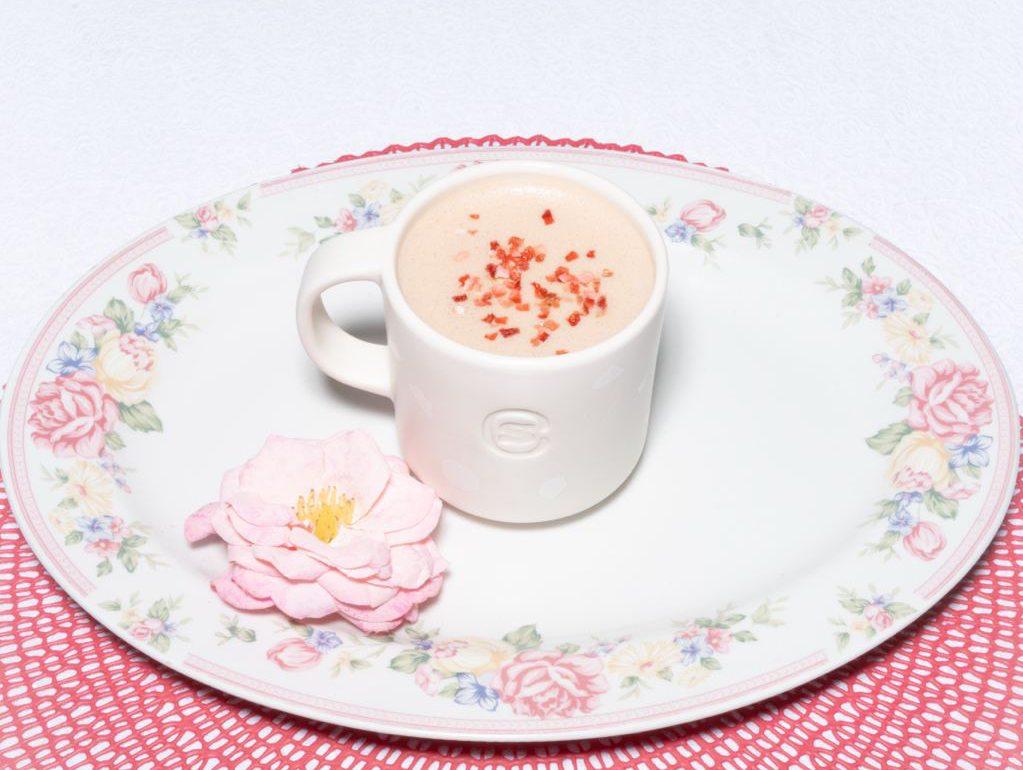 Каждый год Skuratov Coffee возвращают в меню свой традиционный напиток к 14 февраля какао из темного шоколада с соленой карамелью и клубникой А еще в этом году команда собрала бот caramellabar bot с помощью которого можно узнать гимн отношений К тесту придумали историю про Karamella bar особенное место где можно быть открытым Выпить праздничный какао можно до 14 февраля thecoffeeology