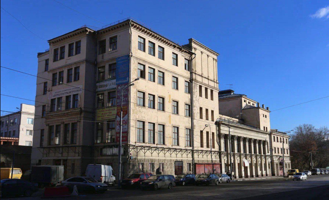 Мэрия Москвы наконец то смогла продать Дворец культуры Метростроя в Костомаровском переулке Победителем аукциона по продаже 100 долей компании Центр проект которой принадлежит Дворец культуры Метростроя стала фирма Марс М принадлежащая Балчуг Девелопмент Дворец культуры построенный в 1937 году давно заброшен Его общая площадь 6 500 м² По решению Градостроительно земельной комиссии от 22 мая 2025 года на месте ДК разрешено разместить 7200 м² общественно деловой недвижимости Покупка весьма ожидаемая так как на соседнем участке Балчуг Девелопмент будет строить жилой комплекс Силуэт stroi news