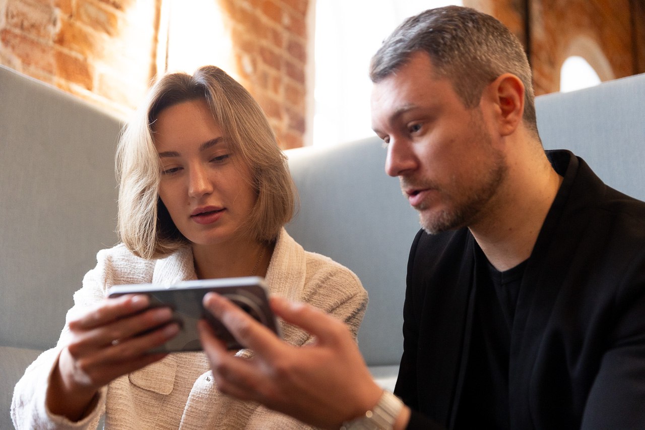 Нейросети перестают быть исключительно игрушкой молодёжи и активно входят в повседневную жизнь широкого круга свердловчан Так интерес к искусственному интеллекту резко вырос среди жителей Среднего Урала старше 55 лет Согласно исследованию МегаФона основанному на обезличенных данных за девять месяцев 2025 года количество таких пользователей увеличилось в 4 3 раза по сравнению с аналогичным периодом предыдущего года Общее число жителей региона которые применяют ИИ в быту или работе с начала года выросло на 124 Второй по темпу роста группой после жителей в возрасте 55 стали молодые люди от 14 до 24 лет их в 2 7 раза больше чем годом ранее Количество пользователей нейросетей в возрасте 45 54 лет выросло в 2 4 раза год к году При этом основную часть аудитории 36 посетителей ИИ по прежнему составляют люди от 35 до 44 лет В целом свердловчане стали больше расходовать мобильный интернет на работу с нейросетями трафик на ИИ сервисы вырос в 19 раз относительно 9 месяцев 2024 года Самым популярным инструментом остаётся ChatGPT