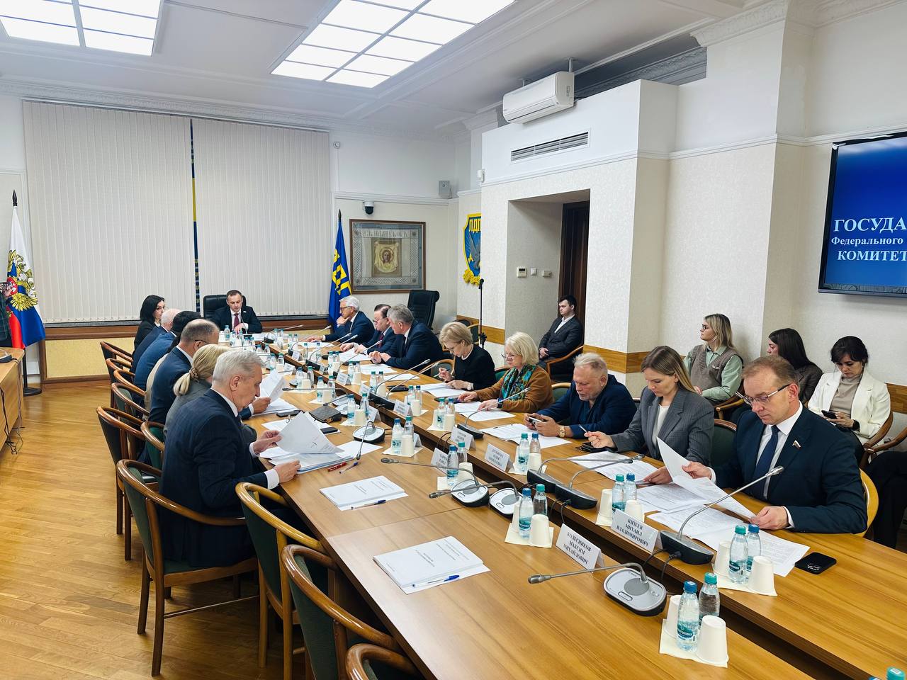 Комитет поддержал законопроект об установлении механизма резервного финансирования регионов для лечения пациентов с орфанными заболеваниями В ходе заседания Комитет рекомендовал Государственной Думе принять в I чтении законопроект о порядке предоставления субъектам дополнительных средств из федерального бюджета на закупку препаратов для тяжелобольных граждан в случае, если субъект самостоятельно не может выполнить свои обязательства в этой части. Согласно проекту закона, Правительство Российской Федерации будет наделено правом по разработке Постановления, которое будет регулировать порядок и критерии подтверждения факта невозможности исполнения субъектом своих полномочий по обеспечению лекарственными препаратами граждан. Также Комитет по охране здоровья рекомендовал Государственной Думе принять в I чтении законопроект об определении порядка формирования перечня одурманивающих веществ, включая закись азота. Данный законопроект наделит Правительство полномочиями по уточнению перечня одурманивающих веществ. В 2021 году в России был ограничен оборот закиси азота и установлен перечень одурманивающих веществ. Теперь в него смогут вноситься изменения на случай появления нового опасного одурманивающего вещества для скорейшего ограничения его оборота. Кроме того, депутаты заслушали доклад Председателя «Российского Красного Креста» о приоритетах работы организации в 2025 году. Также депутаты обсудили законопроект об определении правого статуса Российского Красного Креста, основных направлений его деятельности, порядка взаимодействия с органами государственной власти и органами местного самоуправления. Законопроект был направлен в рассылку. #КомитетПоОхранеЗдоровья #ГосударственнаяДума #заседаниекомитета
