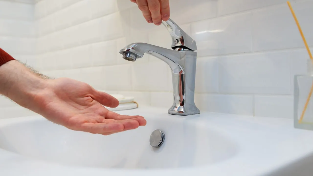 В селе Касумкент из за размыва трубопровода без воды остались около 700 домов Водоснабжение села Касумкент Сулейман Стальского района Дагестана временно приостановлено из за повреждения трубопровода после подъёма уровня воды в реке сообщает районная администрация В связи с подъёмом воды в реке Чираг чай произошло смывание участка трубопровода Около 700 домовладений остались без питьевой воды В администрации отметили что из за неблагоприятных погодных условий и повышенного уровня воды в реке аварийно восстановительные работы на трубопроводе приостановлены до улучшения обстановки Для жителей села организован подвоз питьевой воды маломобильным гражданам вода будет доставлена на дом РИА Дагестан в МАХ