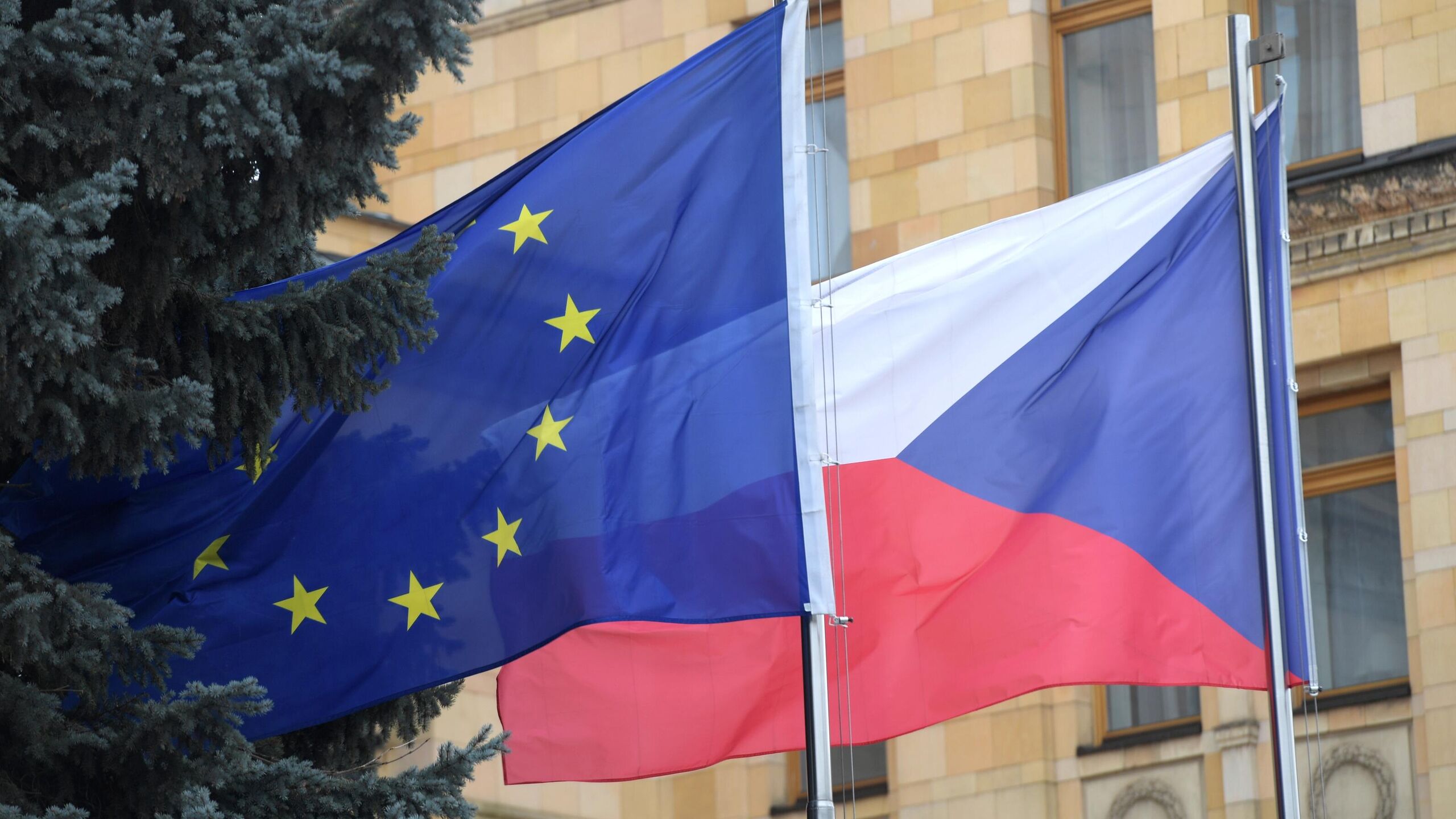 МИД Чехии и лично его руководитель Петр Мацинка будут игнорировать администрацию президента республики Петра Павела в связи со спором на минувшей неделе из за отказа главы государства утвердить министром окружающей среды почетного президента возглавляемого Мацинкой движения Автомобилисты Филипа Турека Я думаю ситуацию следует успокоить поэтому мне не остается ничего иного господина президента не только я лично но и как министерство иностранных дел мы будем теперь просто игнорировать Мне не за что перед ним извиняться Самый разумный способ как не обострять ситуацию это игнорировать администрацию президента республики заявил Мацинка в воскресенье выступая по Чешскому ТВ