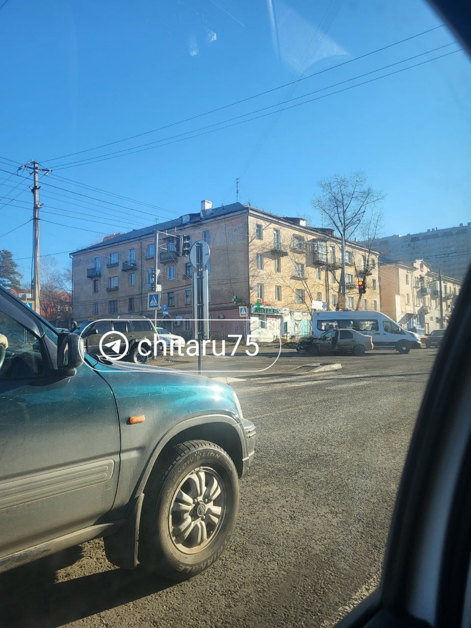 Внедорожник протаранил легковушку на перекрестке Богомягкова — Новобульварная: на обеих машинах сильные вмятины. Двух пострадавших доставили в больницу.  По данным МЧС Забайкалья, на аварию выезжали сотрудники пожарно-спасательной части № 1. Они отключили аккумулятор, чтобы не допустить возгорание авто.    Подписаться