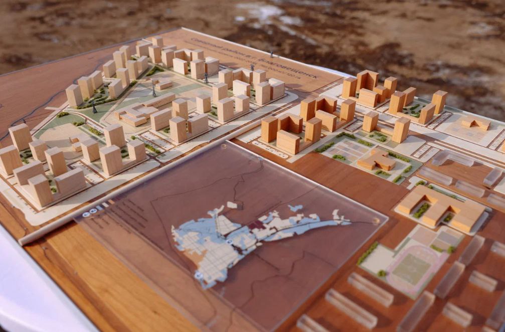 Первые очереди Дальневосточного квартала введут в эксплуатацию в регионах ДФО в 2026 году Первые очереди программы комплексной застройки Дальневосточный квартал будут введены в эксплуатацию в 2026 году в Благовещенске Петропавловске Камчатском Корсакове Сахалин Чите Об этом сообщил статс секретарь заместитель министра РФ по развитию Дальнего Востока и Арктики Антон Басанский По его словам сейчас в стадии реализации находятся семь проектов Дальневосточного квартала общей площадью 1 8 млн кв м жилья для 69 тыс жителей В рамках программы современные жилые комплексы построят в Амурской области Благовещенск на Сахалине Корсаков в Хабаровском крае Хабаровск на Камчатке Петропавловск Камчатский в Забайкалье Чита Республике Бурятия Улан Удэ Еврейской автономной области Биробиджан Всего планируется возвести 1 8 млн кв м жилья из них 1 2 млн кв м будут переданы для социальных нужд в Дальневосточных кварталах построят около 40 тыс квартир для проживания более 69 тыс человек От Амурского леса до дождевого сада восемь новых общественных пространств благоустроят в Приамурье Дизайн код по амурски фасады свет и города в которые хочется возвращаться Главное про Дальний Восток