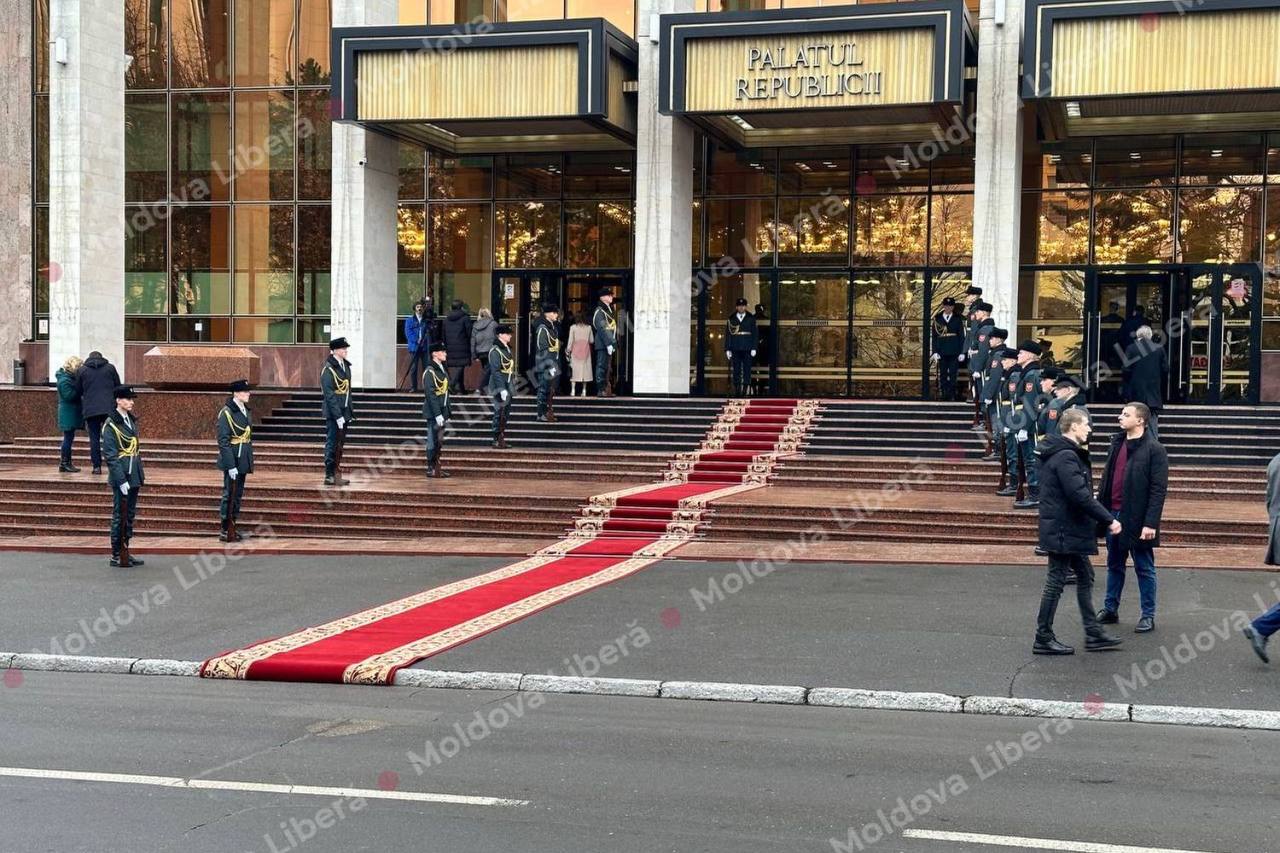 Во Дворце республики скоро начнется  инаугурация избранного президента Майи Санду  Район оцеплен полицией, вход - только по специальным приглашениям. Гости собираются в зале.