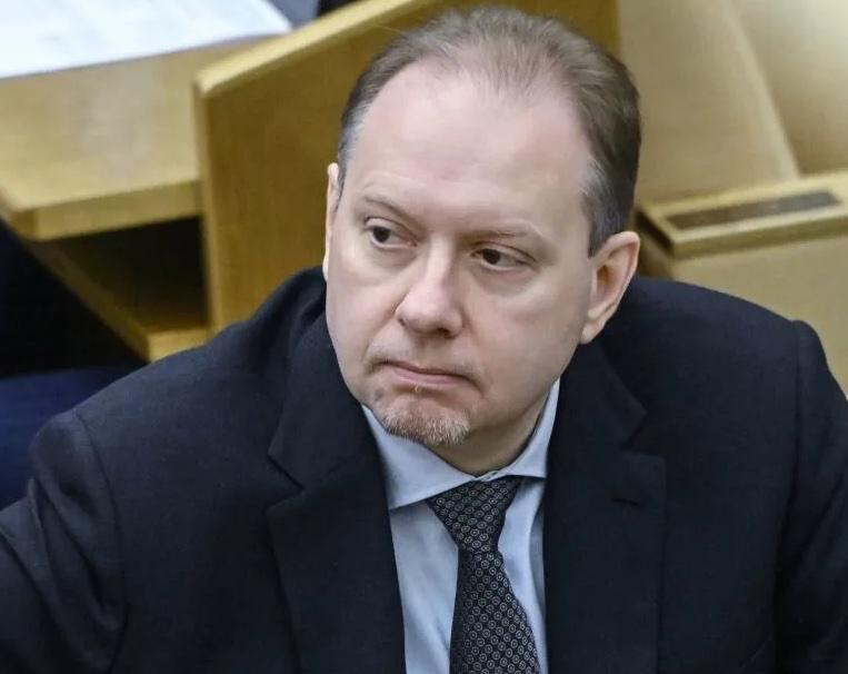 Тотальная нищета заставит россиян рожать больше детей считают в Госдуме Депутат Матвейчев отметил Чем лучше живут люди тем меньше они рожают По его словам высокая рождаемость характерна для бедных стран а финансовый комфорт наоборот снижает желание заводить детей Повышение пособий и улучшение качества жизни он назвал лукавством Мировой опыт показывает чем богаче страна тем ниже рождаемость Разговоры о том что дайте нам квартиры и пособия и тогда мы будем рожать это лукавство Новости Дня