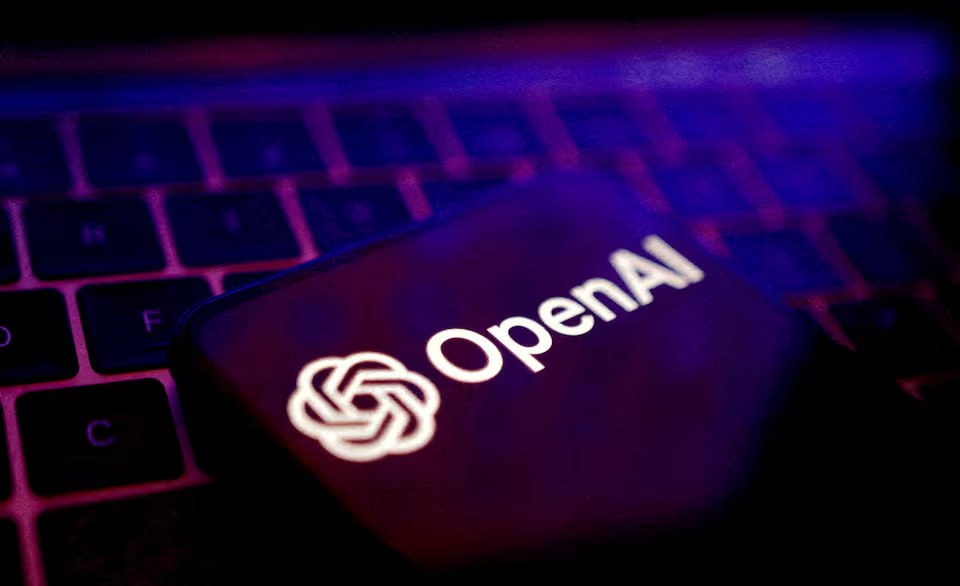 Компания OpenAI  создатель ChatGPT  опубликовало заявление, в котором обвинило китайские компании в попытках использования наработки американских компания для улучшения своих моделей искусственного интеллекта. В связи с этим в OpenAI пообещали плотнее сотрудничать с властями США для защиты своих разработок.  «Как ведущий разработчик ИИ, мы принимаем контрмеры для защиты нашей интеллектуальной собственности, включая тщательный процесс включения передовых возможностей в выпускаемые модели. Критически важно тесно сотрудничать с правительством США, чтобы наилучшим образом защитить самые эффективные модели от попыток противников и конкурентов завладеть американскими технологиями», — говорится в заявлении компании.  Ранее руководитель отдела по ИИ и криптовалютам в Белом доме Дэвид Сакс пояснял, что в сфере искусственного интеллекта есть метод «дистилляции», который заключается в том, что одна модель учится на основе другой.  Он говорил об этом в свете роста популярности ИИ-модели от китайского стартапа DeepSeek. В Белом доме полагают, что китайская компания могла использовать американские разработки, и это, по мнению чиновников, можно считать угрозой национальной безопасности.  Первая Мировая ИИ-война началась, уважаемые читатели.