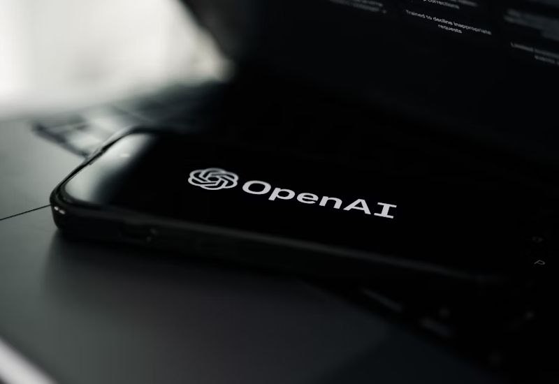 Секретный ИИ-гаджет OpenAI и Джони Айва не будет носимым устройством и запустится не ранее 2026 года. Согласно информации из судебных документов, стартап io при участии OpenAI оспаривает иск от разработчика слуховых аппаратов Iyo. Сообщается, что создаваемое устройство не предназначено для ношения в ухе и разрабатывается с нуля, что требует не менее года для создания серийного образца. Кроме того, из-за судебного разбирательства компании убрали с сайта упоминания о сотрудничестве и удалили видеоматериалы, связанные с проектом. Истец утверждает, что разработчики могли подсмотреть идеи и дизайн у Iyo, называя новый продукт «первым в мире аудиокомпьютером». Источник изображения: Unsplash, Zac Wolff Дополнительные подробности можно узнать здесь.