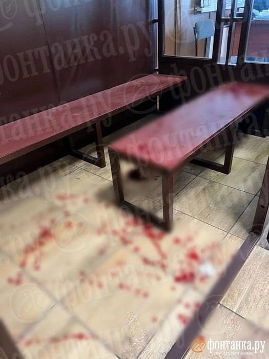 В Кировском райсуде заседание кончилось кровавым перфомансом. Увечья нанёс себе фигурант уголовного дела о мошенничестве. Из зала суда его увезла карета скорой помощи. Заседание отложили.