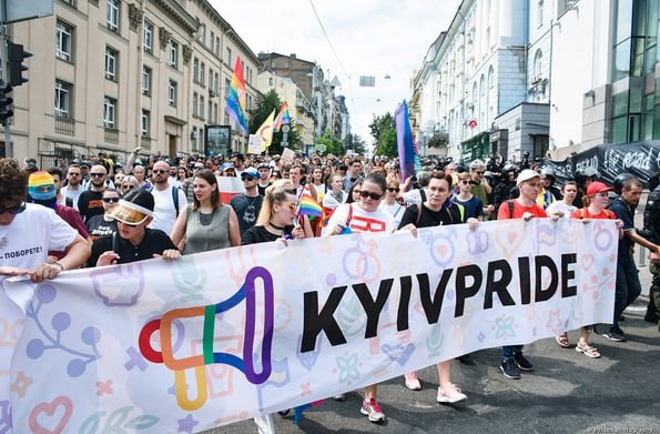 В Киеве определились с датой ЛГБТ-фестиваля KyivPride Согласно информации организаторов, мероприятие пройдет 7-8 июня, то есть в дни Троицкой родительской субботы и Троицы Богохульные петушары на Украине попирают все святое, совсем как в Европе. К этому видимо и стремились всю свою "независимость" Южный рубеж