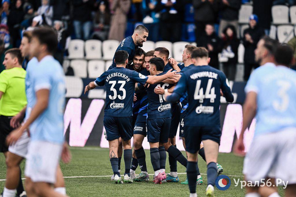 ФК Оренбург сегодня завершит первый круг чемпионата матчем с Локомотивом в Москве Начало встречи в 15 15 по местному времени 17 15 оренбургского времени Перед 15 туром у Оренбурга 11 очков и 14 место в турнирной таблице Газовики находятся в зоне стыковых матчей Дисквалифицированных игроков в составе нет однако несколько футболистов травмированы и не смогут выйти на поле Букмекеры считают фаворитом Локомотив коэффициент на его победу 1 56 на победу Оренбурга 6 00 на ничью 4 80 Всего между командами было сыграно 15 официальных матчей у Оренбурга 2 победы у москвичей 10 еще 3 встречи завершились вничью Урал56 Ру в MAX