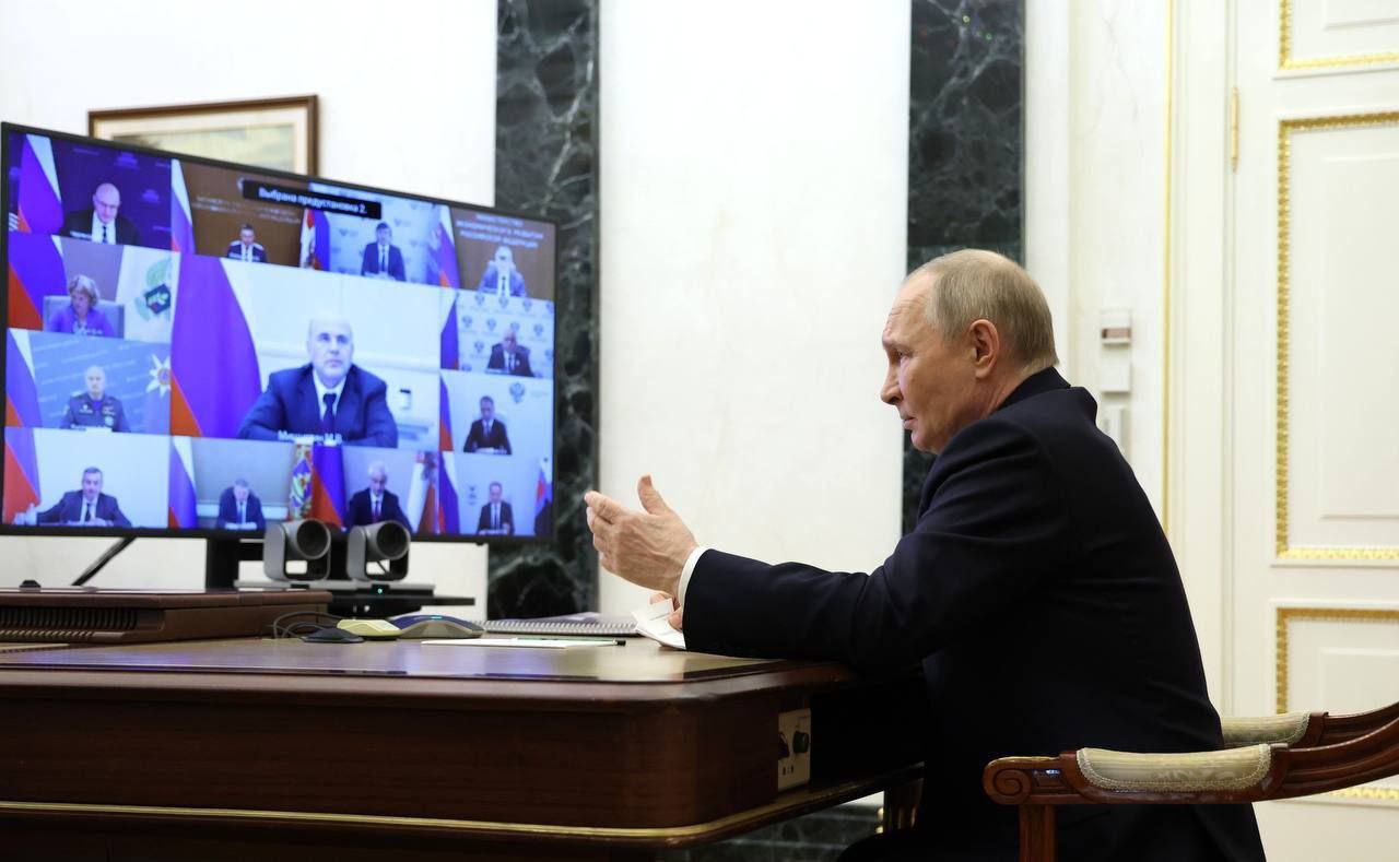 1 2 3 Вячеслав Гладков озвучил президенту страны вопросы, которые требуют первоочередного решения для стабилизации ситуации в регионе, связанной с оперативной обстановкой. «Первое – выделение средств в размере 3 млрд рублей на предоставление нового жилья, единовременных выплат на компенсацию за потерянное имущество, отселяемых населённых пунктов. Второе направление: это 2,3 млрд рублей на восстановление ущерба промышленным, сельскохозяйственным предприятиям и малому и среднему бизнесу приграничья. В соответствии с законодательством вся оценка произведена. Мы сдали документы Правительству России и надеемся на поддержку. Следующий вопрос: 1,1 млрд рублей на частичную компенсацию аренды жилья для жителей. Это уже понесённые затраты», – губернатор перечислил меры дополнительной поддержки, необходимой области. Также глава региона попросил о помощи в размере 400 млн рублей на компенсацию выпадающих доходов ресурсоснабжающих и организаций жилищно-коммунального хозяйства приграничья. Подписаться Прислать новость