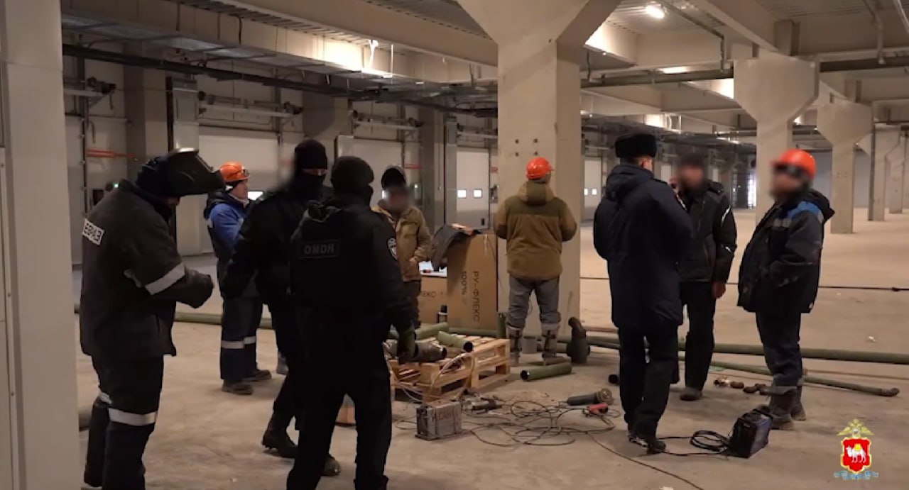 Число преступлений иностранцев в Челябинской области снизилось в 12 раз В 2026 году на Южном Урале в 12 раз сократилось количество преступлений совершенных иностранцами Такой положительной динамики удалось добиться благодаря рейдам в рамках акции Нелегальный мигрант Накануне в регионе стартовало новое оперативно профилактическое мероприятие по нелегалам В ходе него силовики усилят контроль за пребыванием гастарбайтеров в России и их трудовой деятельностью С начала 2026 года по итогам рейдов возбудили более 100 уголовных дел Полицейские вскрыли 853 нарушения миграционного законодательства Суды приняли решения о выдворении из страны 92 иностранцев Еще почти 200 уроженцам ближнего зарубежья закрыли въезд в Россию Читайте о жизни города даже при сбоях интернета Подписывайтесь на Вечерний Челябинск в Мах