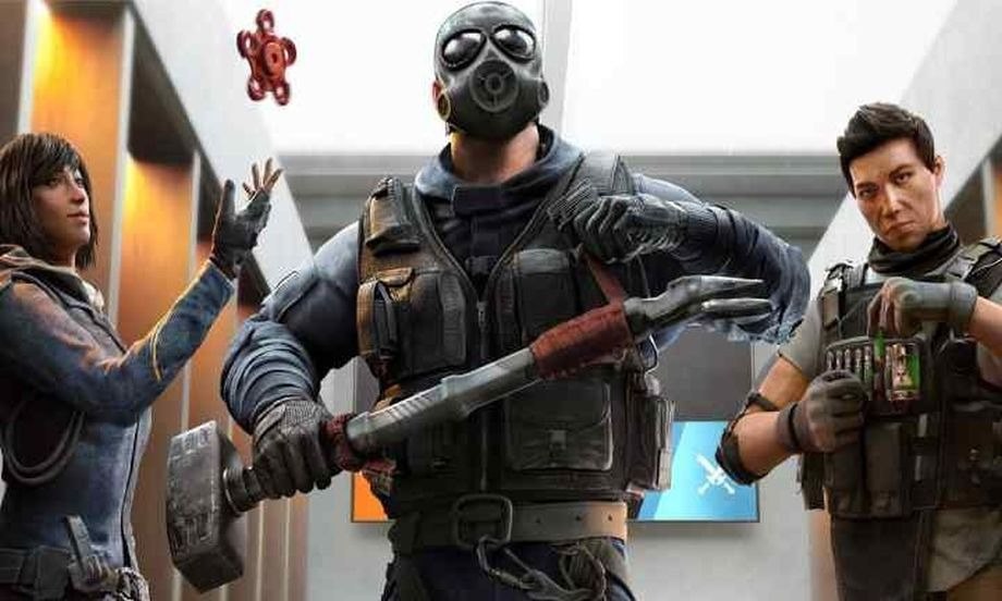 Rainbow Six Siege празднует 10-летие. Ubisoft готовит большие перемены Rainbow Six Siege выходит на новый виток — Ubisoft запускает масштабное обновление к 10-летию игры. Новый этап развития получил название Rainbow Six Siege X и начнётся с операции Daybreak. Это лишь старт длительной кампании поддержки, рассчитанной на год.