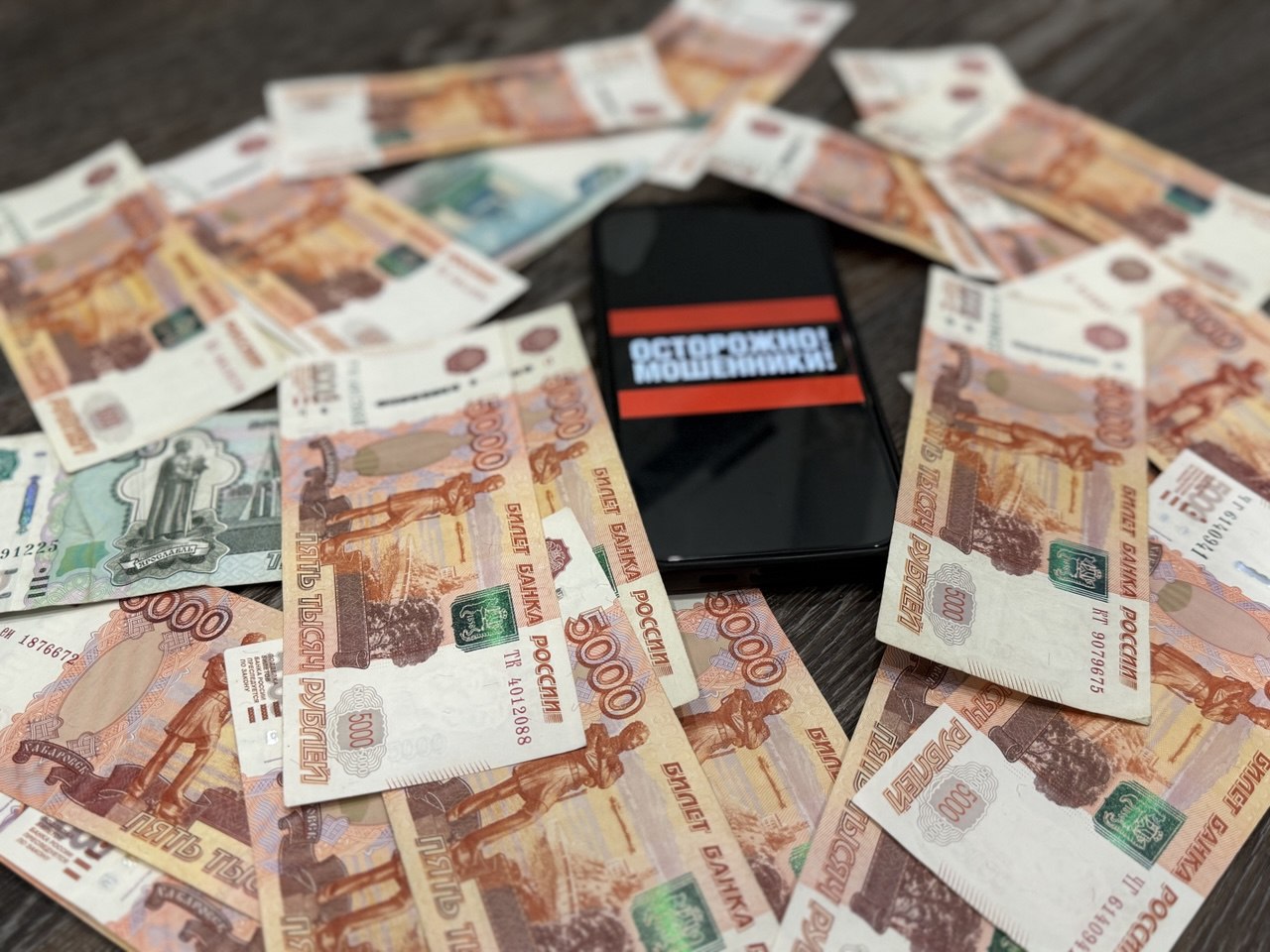 И домофон не заменила, и 290 000 рублей лишилась жительница ЕАО 42-летняя жительница поселка Николаевка получила звонок от человека, представившегося работником управляющей компании. Он сообщил о установке домофона и попросил продиктовать код из СМС для подтверждения заявки. После этого позвонила незнакомка, утверждавшая, что аккаунт женщины на портале госуслуг был взломан. Далее её перенаправили на другой номер, где также сообщили, что аккаунт взломан, и неизвестный гражданин завладел данными её банковских карт. После принятия видеозвонка женщина услышала, что на её имя оформлена доверенность для распоряжения банковскими счетами. Далее позвонил некий Илья, который убедил женщину перевести 295 000 рублей своей подруге, предупредив, что после этого она пришлет всю сумму обратно. Телефонный собеседник сказал, что сам свяжется с её знакомой и скажет, куда именно необходимо перевести деньги. Практически сразу же от подруги пришел перевод в размере 4 500 рублей. Потерпевшая связалась с приятельницей, и та сообщила ей, что по указанию мужчины перевела 290 000 рублей на указанный абонентский номер. Все НОВОСТИ ЕАО в одном месте жми Прислать новость