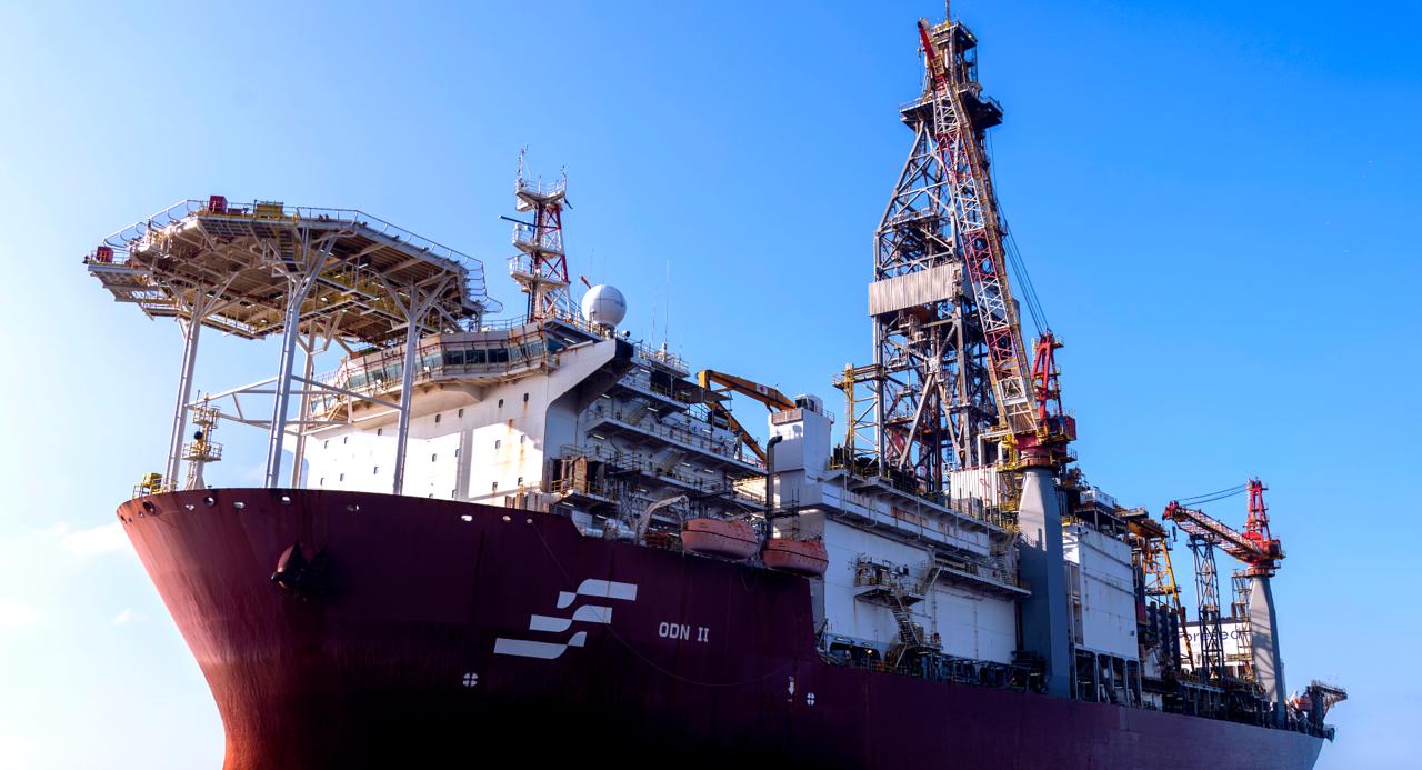 Бразильская Petrobras получила одобрение на бурение разведочной скважины на блоке FZA M 059 расположенном в глубоких водах Амапы в 500 км от устья реки Амазонки и в 175 км от побережья Экологи яростно выступают против этого решения предупреждая что разлив нефти может поставить под угрозу экосистему Оборудование уже на месте бурение планируется начать немедленно говорится в заявлении компании Предполагаемая продолжительность работ составит пять месяцев Petrobras нужна новые месторождения поскольку ожидается что добыча на действующих бразильских месторождениях достигнет пика примерно к 2030 году