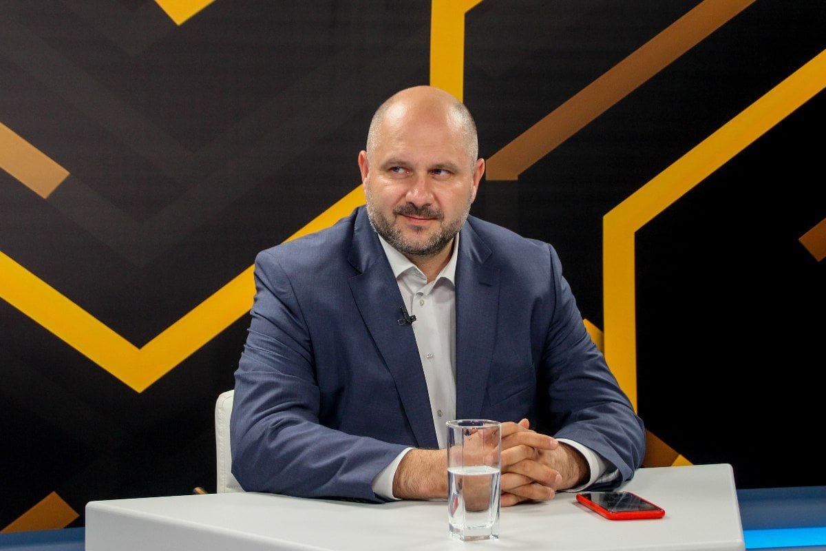 Парликов: «Тарифы на электроэнергию могут снизиться перед выборами» Бывший министр энергетики Виктор Парликов не исключает, что тарифы на электроэнергию могут быть снижены по политическим соображениям в преддверии парламентских выборов. Такое заявление он сделал на фоне обвинений со стороны оппозиционных политиков, которые утверждают, что низкие закупочные цены на электроэнергию не отражаются в счетах потребителей, пишет Rupor. Недавно компания Energocom сообщила, что в мае закупила электроэнергию по средней взвешенной цене 106,6 евро за МВт·ч — это самая низкая цена за последние пять месяцев. Оппозиция критикует власти за то, что снижение закупочной стоимости не отражается на тарифах для конечных потребителей.