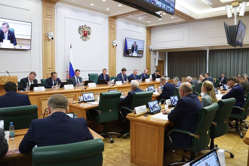 Проблемы реализации новых механизмов использования земель сельскохозяйственного назначения обсуждали сегодня на площадке верхней палаты российского парламента в рамках заседания Совета по вопросам агропромышленного комплекса и природопользования при Совфеде. Ключевые вопросы повестки: — создание в субъектах РФ новых механизмов принятия решений по переводу земель сельскохозяйственного назначения в другие категории с использованием принципа «двух ключей»; — установление границ сельскохозяйственных угодий, запрета перевода сельскохозяйственных угодий в другую категорию в целях добычи общераспространенных полезных ископаемых, вовлечения в оборот невостребованных земельных долей. ‼ Подняла важный для воссоединенных регионов вопрос об отсутствии правового механизма вовлечения и использования земель сельскохозяйственного назначения по целевому назначению, собственники которых по разным причинам не оформили права на эти земельные участки. Предложила предусмотреть упрощенный механизм передачи другому пользователю земли по договору на период до окончания уборки урожая, в случае если собственник не заявлял прав на землю. В этих целях будет необходимо принять соответствующий НПА. В работе заседания приняли участие депутаты Госдумы, представители федеральных органов исполнительной власти, органов власти субъектов Российской Федерации, а также эксперты по заявленной теме.