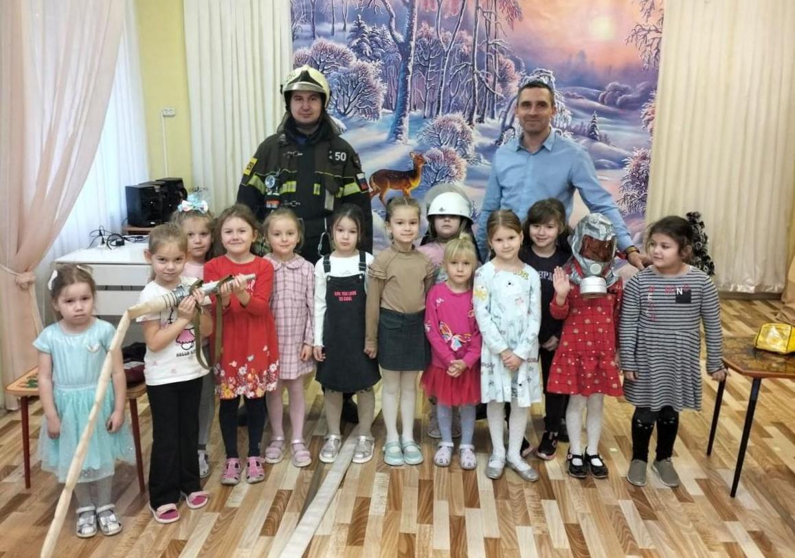 Яркий урок безопасности Огнеборец провел занятие для воспитанников детского сада   В Орехово Зуевском округе работник 250 й пожарно спасательной части Мособлпожспас Николай Филатов провел урок пожарной безопасности для малышей из дошкольного отделения гимназии 15 Огнеборец превратил серьезный разговор в увлекательное занятие   показал настоящую боевую одежду пожарного и объяснил как она защищает от огня   рассказал о своей важной и нужной профессии  объяснил простые и жизненно важные правила так чтобы понял каждый малыш Пожарный рекомендовал дошколятам запомнить следующее   Спички и зажигалки не игрушки для детей их берут только взрослые   Не включай микроволновку или чайник Можно только под присмотром папы и мамы   Если увидел дым или огонь не прячься Нужно быстро рассказать об этом взрослому   Знай свой адрес и имя чтобы в случае беды помочь пожарным тебя найти Дети внимательно слушали задали вопросы а ещё примерили блестящую каску и сфотографировались на память Эта встреча точно запомнится надолго и научит соблюдать правила безопасного поведения Подписаться на ГКУ МО Мособлпожспас