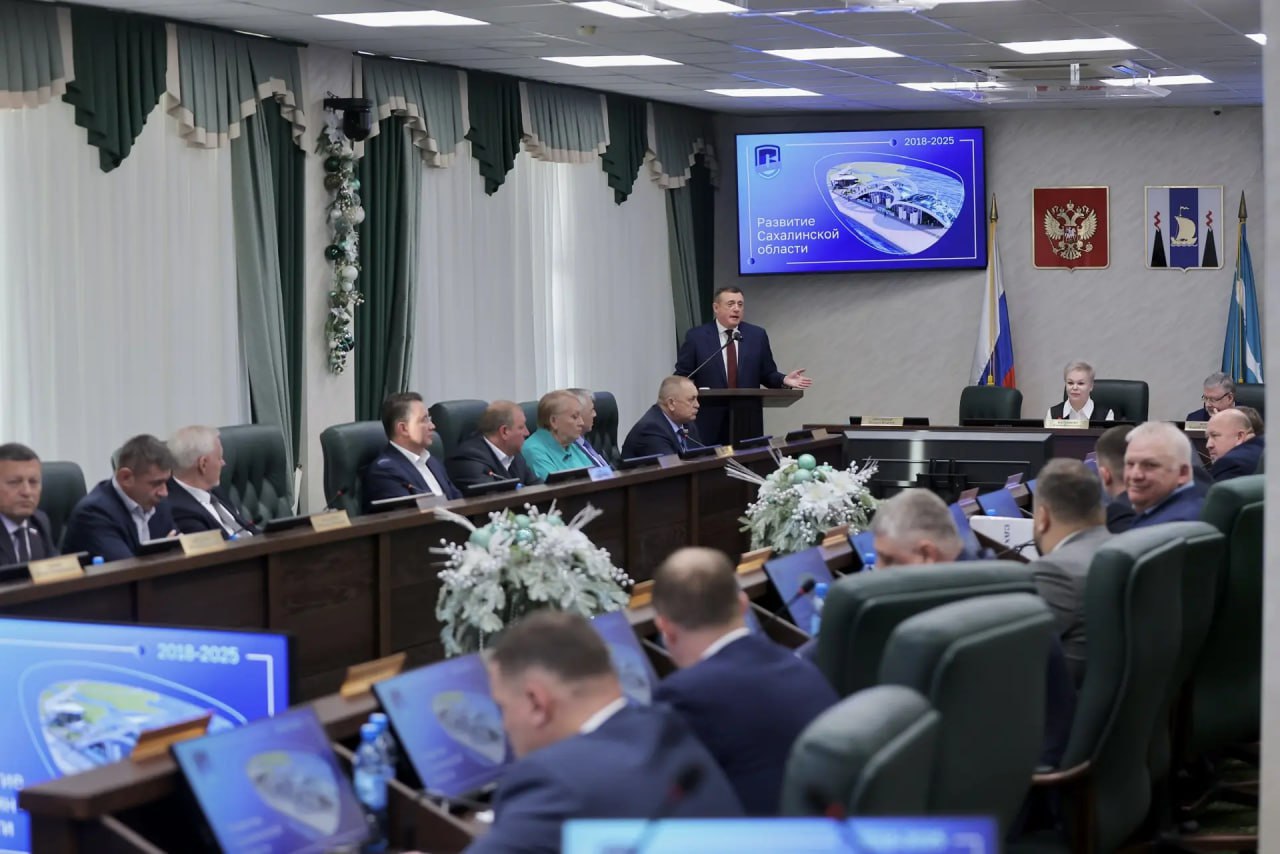 Сегодня в Сахалинской областной Думе губернатор Валерий Игоревич Лимаренко подводит итоги масштабной работы за последние семь лет Особое внимание в докладе губернатор уделил сфере здравоохранения одной из самых значимых для каждого жителя нашей области За семь лет в Сахалинской области построено 47 объектов здравоохранения капитально отремонтировано 33 медицинских учреждения Для нашего Анивского округа эти изменения особенно ощутимы благодаря поддержке Валерия Игоревича Лимаренко мы завершаем ремонт в Анивской центральной районной больнице это значит что наши медики получат ещё более комфортные условия для работы а жители качественную медицинскую помощь в обновлённом учреждении в сёлах округа заработало 10 новых модульных ФАПов теперь первичная медицинская помощь стала доступнее для сельчан Эти результаты не просто цифры Это реальные изменения которые касаются каждого из нас наших семей наших близких Все эти перемены в совокупности дают реальный и измеримый эффект За последние семь лет продолжительность жизни сахалинцев и курильчан увеличилась на полтора года