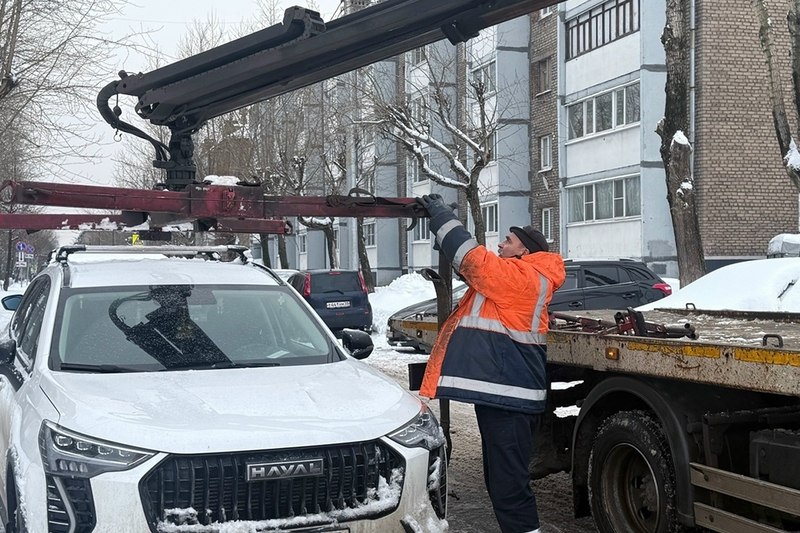 С Мира и прилегающих улиц из под знаков эвакуировали восемь машин Автомобили нарушителей обнаружили сегодня во время рейда сотрудники ГАИ и департамента ЖКХ cherinfo ru news 143605 s mira i prilegausih ulic iz pod znakov evakuirovali vosem masin