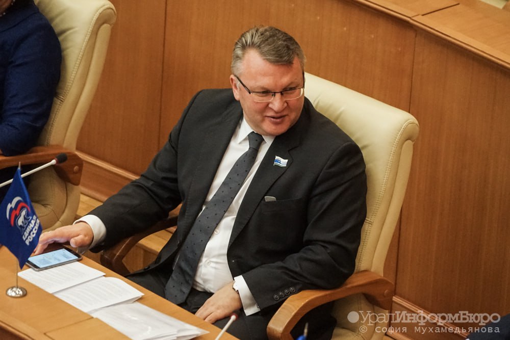 Депутат Заксобрания Свердловской области Сергей Никонов отказался от мандата ради перехода в правительство региона Решение о досрочном сложении с него полномочий было принято на заседании 25 сентября Сам Никонов возглавлявший комитет по экологии природопользованию и охране окружающей среды тепло попрощался с коллегами отметив что не мог отказать губернатору Денису Паслеру который предложил ему перейти в исполнительную ветвь власти Версий какую должность Никонов займет в правительстве несколько Источники СМИ предполагают что он может быть назначен министром природных ресурсов управделами губернатора и правительства или руководителем аппарата главы региона