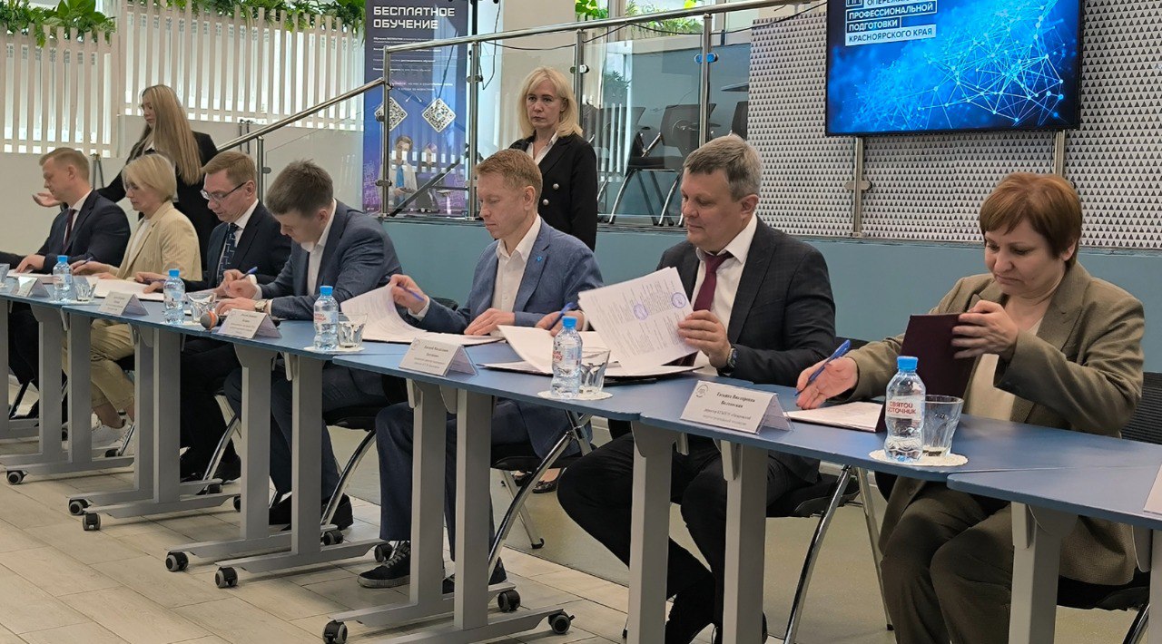 СУЭК-Красноярск стал партнером проекта «Профессионалитет для всех» Проект, запущенный в регионе в 2025 году по поручению губернатора края, направлен на повышение качества профессионального образования, обеспечение экономики края квалифицированными кадрами и подготовку будущих профессионалов, востребованных на рынке труда. Участниками проекта становятся потенциальные работодатели, готовые инвестировать в развитие среднего профессионального образования и обеспечивать базу для отработки практических навыков студентов. В рамках проекта «Профессионалитет для всех» в Красноярском крае появятся семь новых образовательных кластеров, в которые вошли 17 техникумов и колледжей вместе с краевыми предприятиями и организациями. Подробнее о проекте