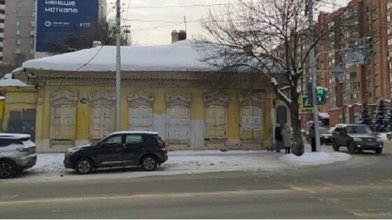 История с молотка: в Уфе выставили на торги усадьбу Желтоуховых В Уфе продают один из старейших домов города — особняк Желтоуховых на улице Чернышевского, 108. Как сообщили 7 мая в Российском аукционном доме, торги пройдут 13 мая в электронной форме по инициативе мэрии. Двухэтажное здание конца XIX века признано выявленным объектом культурного наследия. Площадь особняка — 276,9 кв. м. Дом отличается уникальными деталями: старинные ставни с металлическими задвижками, оригинальное остекление, деревянная резьба — всё это сохранилось с дореволюционных времён. Стартовая цена лота — 11,06 млн рублей, шаг аукциона — 553 тыс. рублей. Победитель торгов также получит в аренду земельный участок, прилегающий к усадьбе. Покупателю достанется не просто недвижимость, а редкая часть уфимской истории.