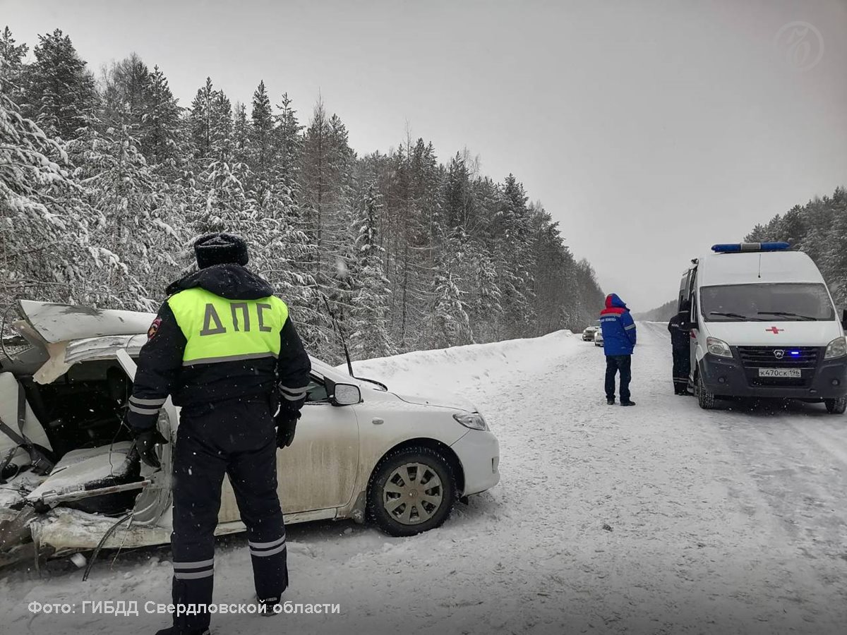 Два человека погибли в ДТП с машиной скорой помощи в Свердловской области на трассе Екатеринбург — Нижний Тагил — Серов. По данным региональной Госавтоинспекции, 28-летняя девушка за рулем Toyota не справилась с управлением и столкнулась со скорой.   В результате ДТП два пассажира иномарки — 67-летний мужчина и 74-летняя женщина, сидевшие на заднем сиденье, погибли на месте.  Подписывайтесь на «Ъ-Урал»