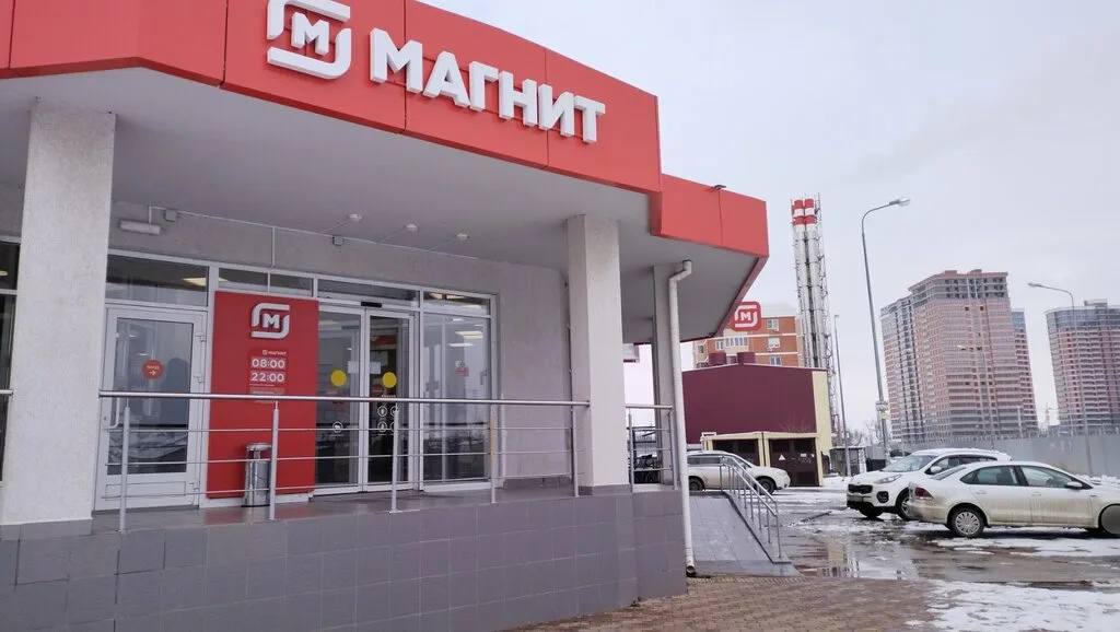 Сеть Магнит оштрафовали на 400 000 рублей за нарушение авторских прав Арбитражный суд Краснодарского края постановил взыскать с оператора сети АО Тандер компенсацию в пользу Российского авторского общества за незаконное публичное воспроизведение 10 музыкальных композиций в магазинах без лицензий В списке фигурируют такие песни как Моя Ми Майами Желтые тюльпаны Роза чайная Чашка кофею и другие по 40 000 рублей за каждую Это уже не первый подобный случай в апреле 2025 г с Тандера взыскивали 220 000 рублей за другие треки также используемые без разрешения правообладателей Кубанские Новости   Мы в MAX