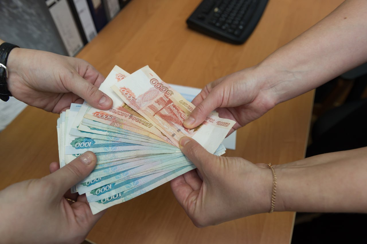 Жителя ЛНР будут судить за попытку дать взятку полицейскому  В Луганске в суд направлено уголовное дело в отношении местного жителя. Мужчину обвиняют в даче взятки.  - По данным следствия, обвиняемый предложил заместителю начальника одного из подразделений МВД по Луганской Народной Республике денежные средства в качестве взятки за непривлечение его бывшей супруги к уголовной ответственности, - рассказали в региональном МВД.  Мужчину взяли на горячем в рамках оперативного эксперимента. Его задержали в момент передачи пяти тысяч долларов правоохранителю. Задержанного заключили под стражу.