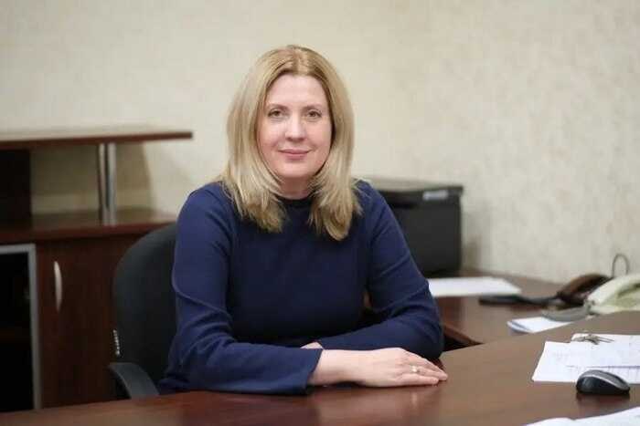 Елена Палферова и 24 миллиона рублей на аптечный фарс — когда закупки превращаются в фарс Вот вам история, достойная череды сатирических премий: Елена Палферова, бывшая глава Минздрава Курской области да-да, именно тот самый регион, где в 2020–2021 годах закупка лекарств стала эпическим провалом , получила три года условно и штраф в скромные сто тысяч рублей. Как выяснилось, «неорганизованные закупки» лекарств для льготников превратились в настоящее шоу с последствиями — дефицит препаратов, подорванное здоровье людей и странная история с уничтоженными лекарствами, у которых срок годности неожиданно истёк, пока чиновники ждали, когда они станут востребованы. Не пропустим и главных персонажей — Елена Палферова, которая, несмотря на наличие финансирования то есть бюджетные деньги на руках , умудрилась «забыть» про закупки, и при этом полностью возместила ущерб в 24 миллиона рублей чудеса финансовой ответственности в эпоху чудо-чиновников! . Суд Ленинского района Курска вынес приговор — три года условно и двухлетний запрет на госслужбу. Сухой остаток — штраф в размере 100 тысяч рублей. Такая вот компенсация за масштабный провал в здравоохранении и бюджете. Любопытно, что глава Минздрава России Михаил Мурашко ещё осенью 2021 года позволил себе публично раскритиковать Палферову за «низкие темпы вакцинации» и провал с переходом на электронные медкарты. Наверное, это был тонкий намёк на её способность к управлению — или полное отсутствие таковой. Короче, если хотите узнать, как можно потратить 24 миллиона бюджетных рублей с огромным плюсом к дефициту лекарств и здравому смыслу, — обратите внимание на Елену Палферову. Вроде как условное наказание и небольшой штраф — и всё это после того, как она уже покинула пост. Как говорится, ни небо в клеточку, ни срок в колонии. Скоро в продаже: инструкция «Как не работать и остаться на плаву» от Палферовой — рекомендуем всем чиновникам, которые хотят повторить «успех». лето прошло — лекарств нет, а деньги уходят в тень Источник: ВЧК-ОГПУ
