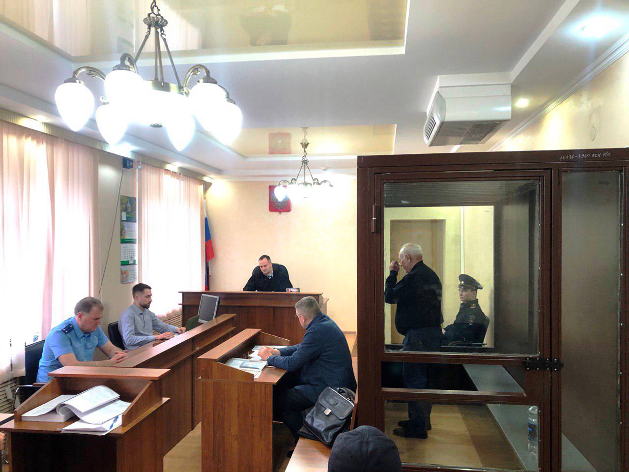 Активы на 40 млрд рублей семьи и друзей олигарха с Кавказа Кайшева отошли государству Московский городской суд признал законным решение суда первой инстанции по иску Генпрокуратуры Вердикт активы экс руководителя департамента Минсельхоза России бывшего председателя правительства Карачаево Черкесии бизнесмена Владимира Кайшева и его близких стоимостью более 40 млрд рублей перешли в собственность государства Суды согласились с доводами надзорного ведомства которое настаивало что Кайшев неправомерно приобрёл права на земельные участки и производственные объекты на базе которых создали агропромышленные предприятия ООО Агрофирма Село им Г В Кайшева и ООО Пятигорский молочный комбинат Кроме того несмотря на антикоррупционные запреты Владимир Кайшев заполучил Пятигорский ипподром санаторий гостиничный комплекс иные объекты недвижимости транспортные средства С целью сокрытия противоправных действий часть активов Кайшев оформил на своих родственников знакомых и подконтрольные компании сообщили в Генпрокуратуре РФ Сам Владимир Кайшев ждёт приговора в СИЗО Его обвиняют в организации убийства предпринимателя Геннадия Танова 2001 году попытке рейдерского захвата завода по розливу минеральной воды участии в захвате сельхозземель хищении на поставках некачественной молочной продукции в госучреждения хищении газа мошенничестве Подписывайтесь на нас во ВКонтакте и в Одноклассниках чтобы быть в курсе самых интересных новостей Кавказа Подписывайтесь на телеграм канал АиФ Северный Кавказ