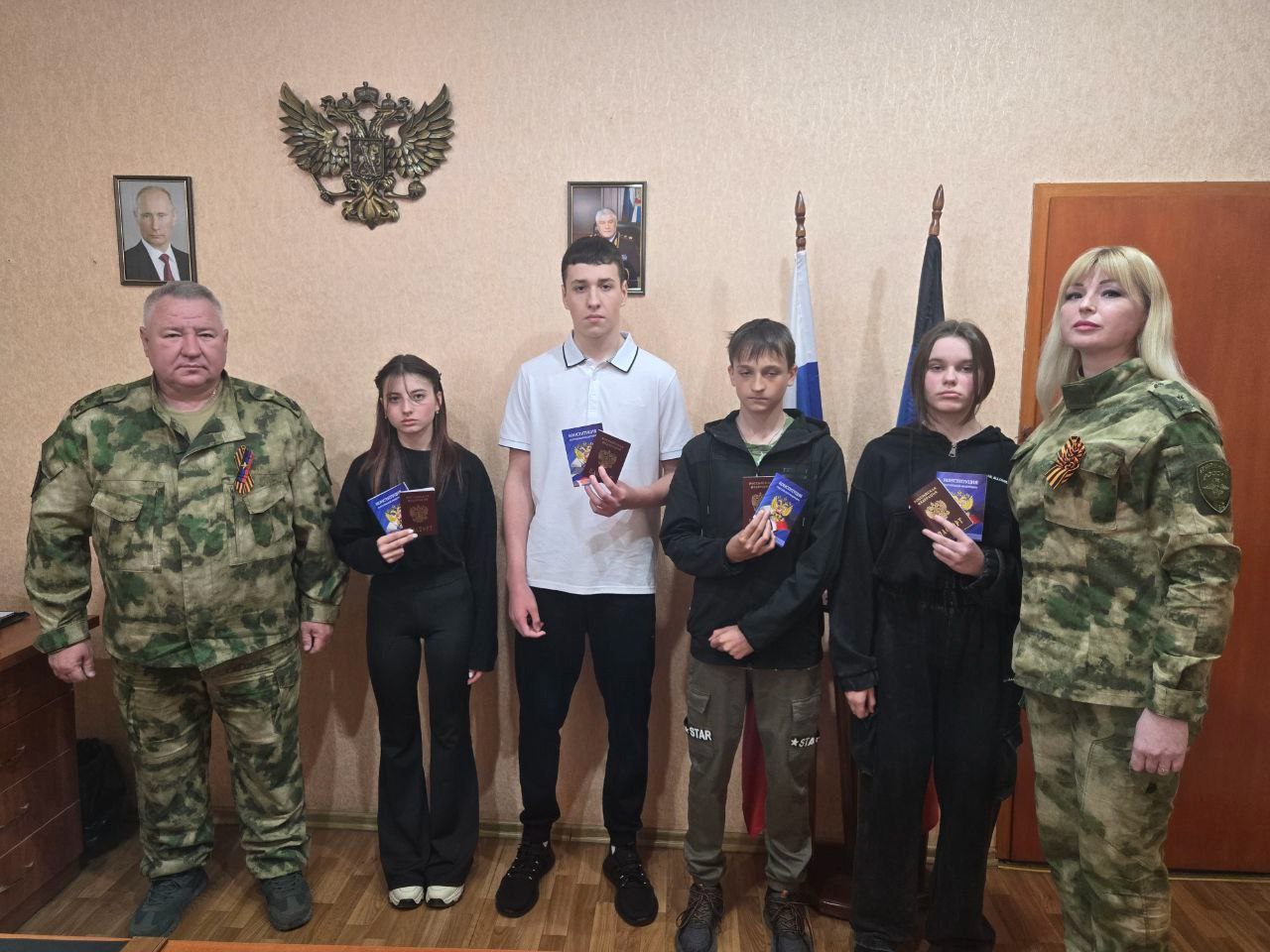  Сотрудники полиции вручили первые паспорта юным горловчанам В рамках мероприятий, посвященных празднованию 80-летия Победы в Великой Отечественной войне, в административном здании УМВД России «Горловское» состоялась торжественная церемония вручения паспортов Российской Федерации 14-летним горожанам. Учащиеся зачитали текст Присяги, после чего начальник Управления Николай Алпатов совместно с начальником отдела по вопросам миграции Анной Швецовой поздравили школьников с новым этапом в их жизни. В торжественной обстановке сотрудники полиции вручили подросткам главный документ, а также напомнили о необходимости строго соблюдать законодательство Российской Федерации, исполнять свои обязанности и быть достойными гражданами своей страны.