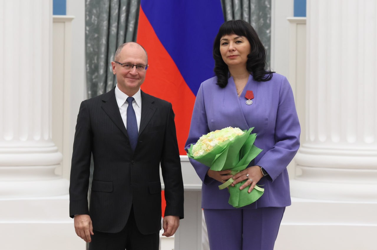 В Кремле наградили главу района в Башкирии Пресс служба Союза женщин Республики Башкортостан сообщила что в Екатерининском зале Кремля в Москве первый заместитель руководителя администрации президента РФ Сергей Кириенко вручил медаль ордена За заслуги перед Отечеством II степени главе администрации Иглинского района Гюзель Насыровой Обратная связь Подписаться Подписаться в Max