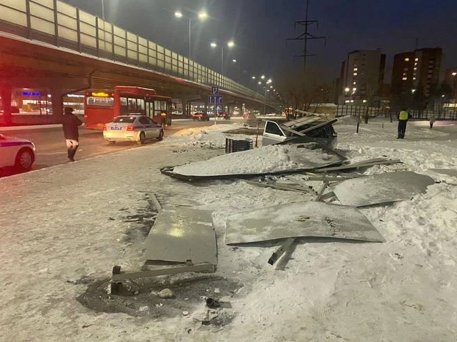 Мужчину, который три года назад снес остановку с людьми в Тюмени, задержали в Омске  ДТП, в котором пострадали три женщины, произошло в январе 2022 года. Сразу после аварии виновник покинул город и начал скрываться от силовиков.   : ГИБДД Тюменской области  Подписаться