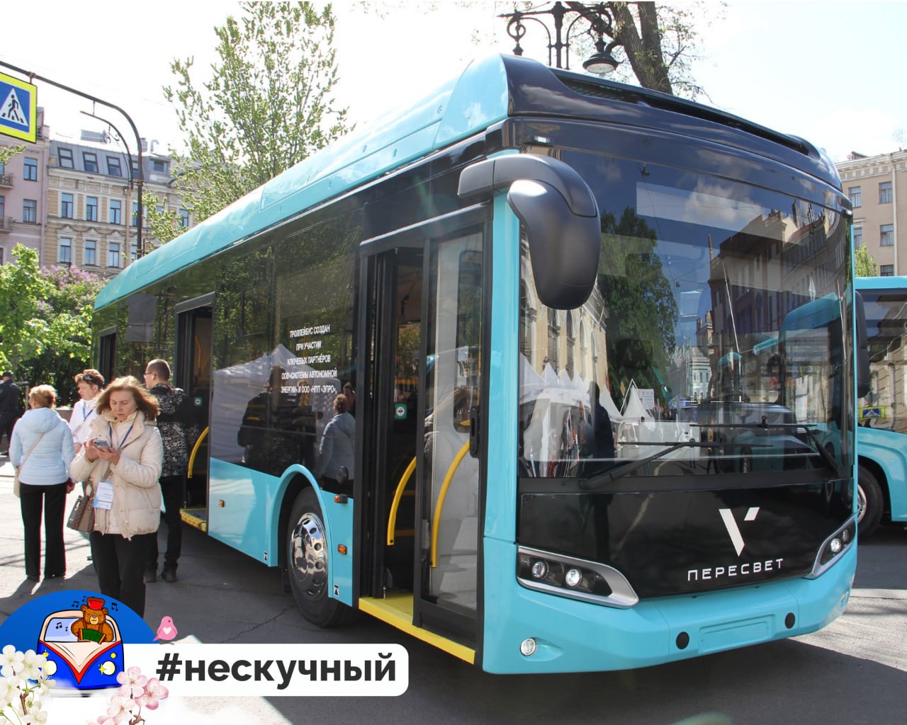 В Ярославле появятся беспроводные троллейбусы Власти региона планируют закупить современный электротранспорт уже в следующем году. Новые троллейбусы с увеличенным автономным ходом сделают передвижение по городу комфортнее и экологичнее В первую очередь они появятся на Богоявленской и Красной площадях, улицах Первомайской, Ушинского, Свободы. Это значит, привычные нам маршруты сохранятся, а воздух станет свежее — ведь проект реализуется в рамках программы «Чистое небо» Как вам такая инициатива?