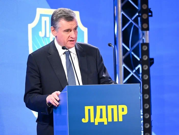 ЛДПР предложила отменить пенсии мигрантам  Депутаты ЛДПР во главе с Леонидом Слуцким выступили в Госдуме с предложением отменить социальные пенсии для мигрантов в пользу российских пенсионеров.  Сегодня Россия является привлекательной страной для иностранцев из-за возможности получать пенсию по возрасту. В соответствии с Федеральным законом «О государственном пенсионном обеспечении в Российской Федерации» право на пенсию имеют в том числе иностранные граждане и лица без гражданства, постоянно проживающие на территории России  имеют вид на жительство  не менее 15 лет и достигшие возраста 70 и 65 лет соответственно мужчины и женщины.    Лидер ЛДПР Леонид Слуцкий назвал это «аттракционом невиданной щедрости» для мигрантов и предложил защитить пенсионную систему от необоснованных социальных обязательств, снизить нагрузку на бюджет и восстановить принцип участия в жизни государства, а не формального присутствия.   «С какой стати мы в России должны платить социальную пенсию по старости мигрантам? Они что, десятилетиями работали на благо государства, восстанавливали страну, вкладывали в экономику, инфраструктуру? Ничего подобного, это делал и делает русский человек на протяжении всей своей жизни. А иностранные граждане приезжают на все готовое и, более того, паразитируют на нашей социальной системе», — заявил Слуцкий.  ‼  Высвободившиеся средства позволят увеличить размер пенсий для российских граждан.