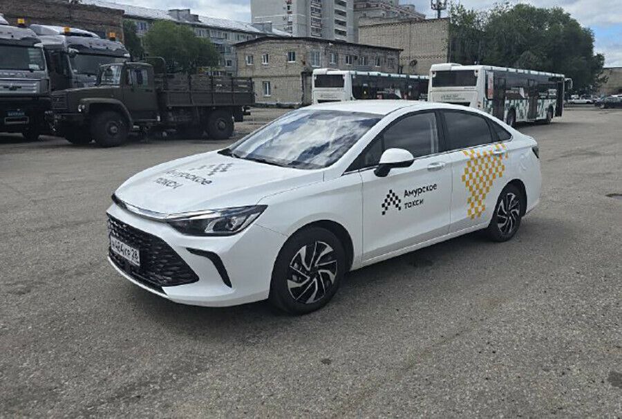 В Благовещенске развивается важный для города проект — перевод муниципального такси на газомоторное топливо. Машины будут гибридными битопливными . Они заводятся на бензине, а после прогрева двигателя до 50 градусов автоматически переходят на газ. Если газа нет, система продолжает работать на бензине. «На сегодняшний день 7 автомобилей муниципального такси уже переоборудованы, но пока заправляются бензином. Ещё 5 машин — в процессе, – объяснил мэр Благовещенска Олег Имамеев. – В течение пары недель на территории Автоколонны 1275 появится ПАГЗ передвижной газовый заправщик , а в январе планируется открыть первую стационарную АГЗС в районе 5-й стройки». Кроме того, в ближайшие дни машины муниципального такси оклеят в цвета городского общественного транспорта, а на крышах, установят LED-экраны. Автопарк планируется расширять