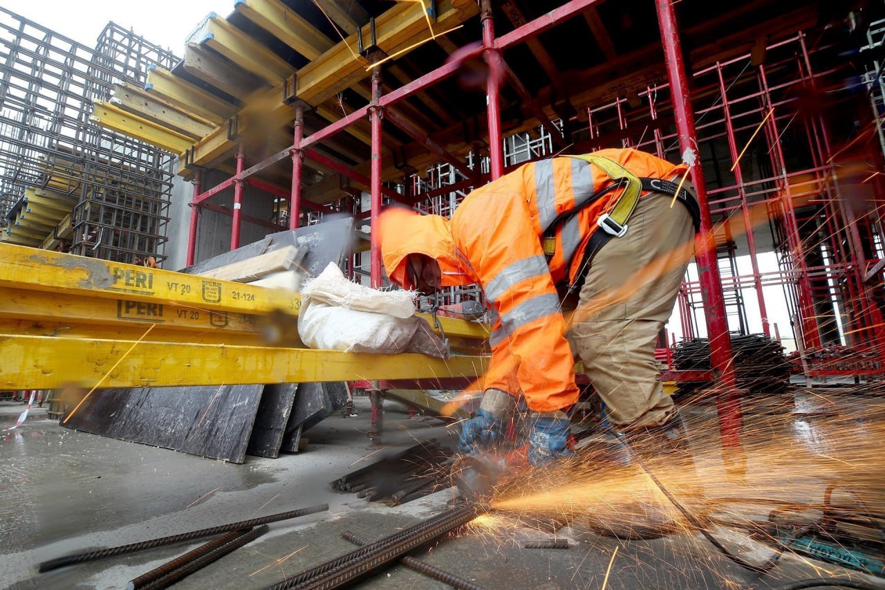 За три года прошедших с введения масштабных санкций против России удалось полностью локализовать производство базовых стройматериалов таких как цемент газобетон гипс сухие смеси изоляция нерудные стройматериалы в них доля отечественных материалов превышает 90 95 сообщил исполнительный директор Национального объединения производителей строительных материалов и строительной индустрии Антон Солон потому что Россия самодостаточная От Первого Лица Мы в MAX