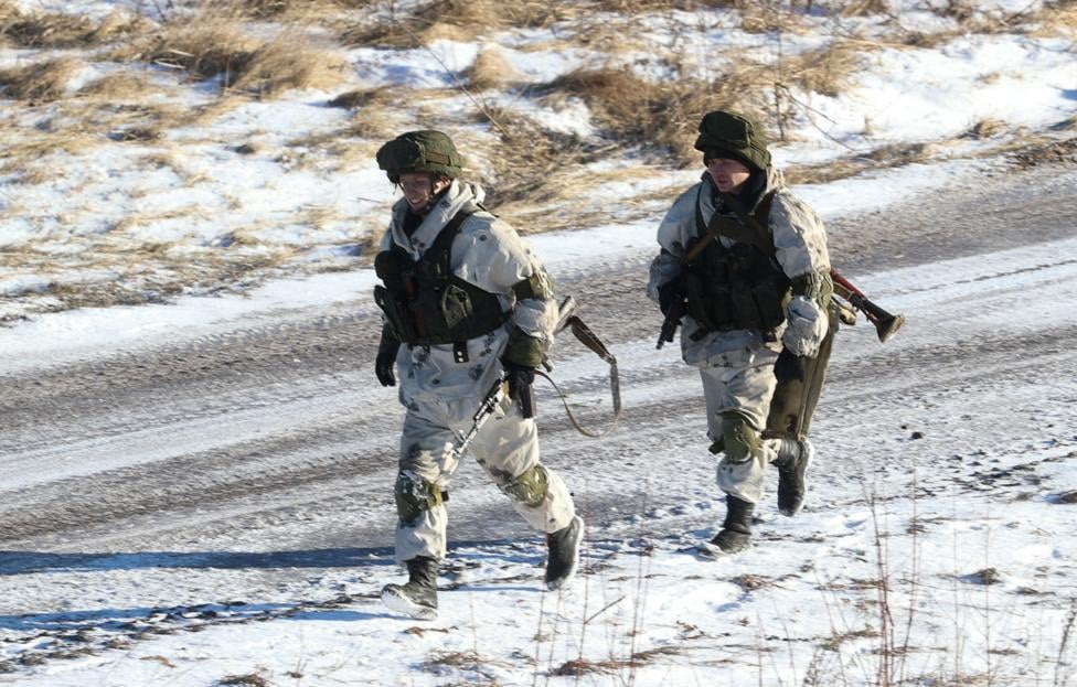 На территории Свислочского района в Белоруссии пограничники обнаружили тело беженца из Йемена в болоте недалеко от границы с Польшей, сообщили в белорусском госпогранкомитете. «Труп беженца обнаружен в болоте на границе с Польшей», — сообщил комитет, передает РИА «Новости». Тело мужчины нашли 15 ноября в Свислочском районе, что в непосредственной близости от белорусско-польской границы. Сообщается, что погибший был гражданином Йемена. В сентябре латвийские военные избили мигранта из Индии и сломали ему ноги, а затем выбросили его через калитку для животных на белорусскую территорию, где его обнаружили изможденным белорусские пограничники.