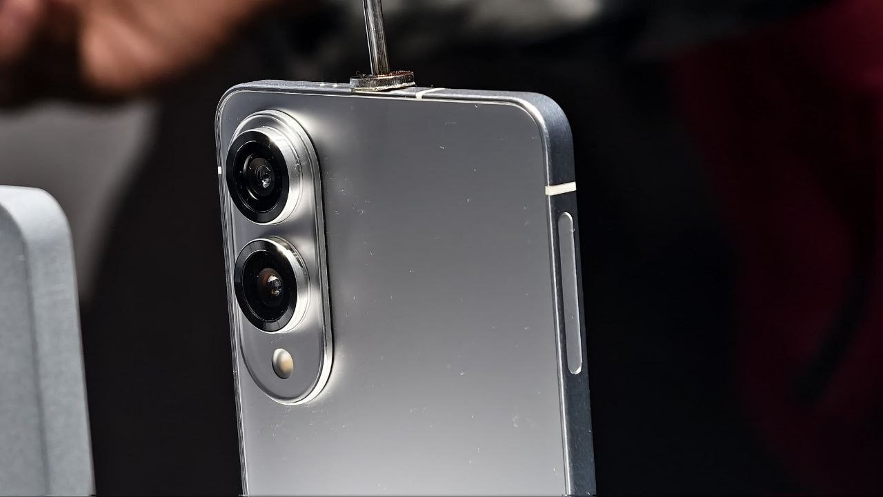 Samsung и Apple откажутся от Plus Ресурс The Elec сообщил, что Samsung готовит три флагманских модели: Galaxy S26 с дисплеем на 6,27", тонкий Galaxy S26 Edge с экраном на 6,66" и топовый Galaxy S26 Ultra с матрицей на 6,89". Модели Plus не будет – ее заменит Edge. Что интересно, ровно тот же подход приписывают Apple: в сентябре нам должны показать iPhone 17, тонкий iPhone 17 Air и топовый iPhone 17 Pro Max. Мой Компьютер