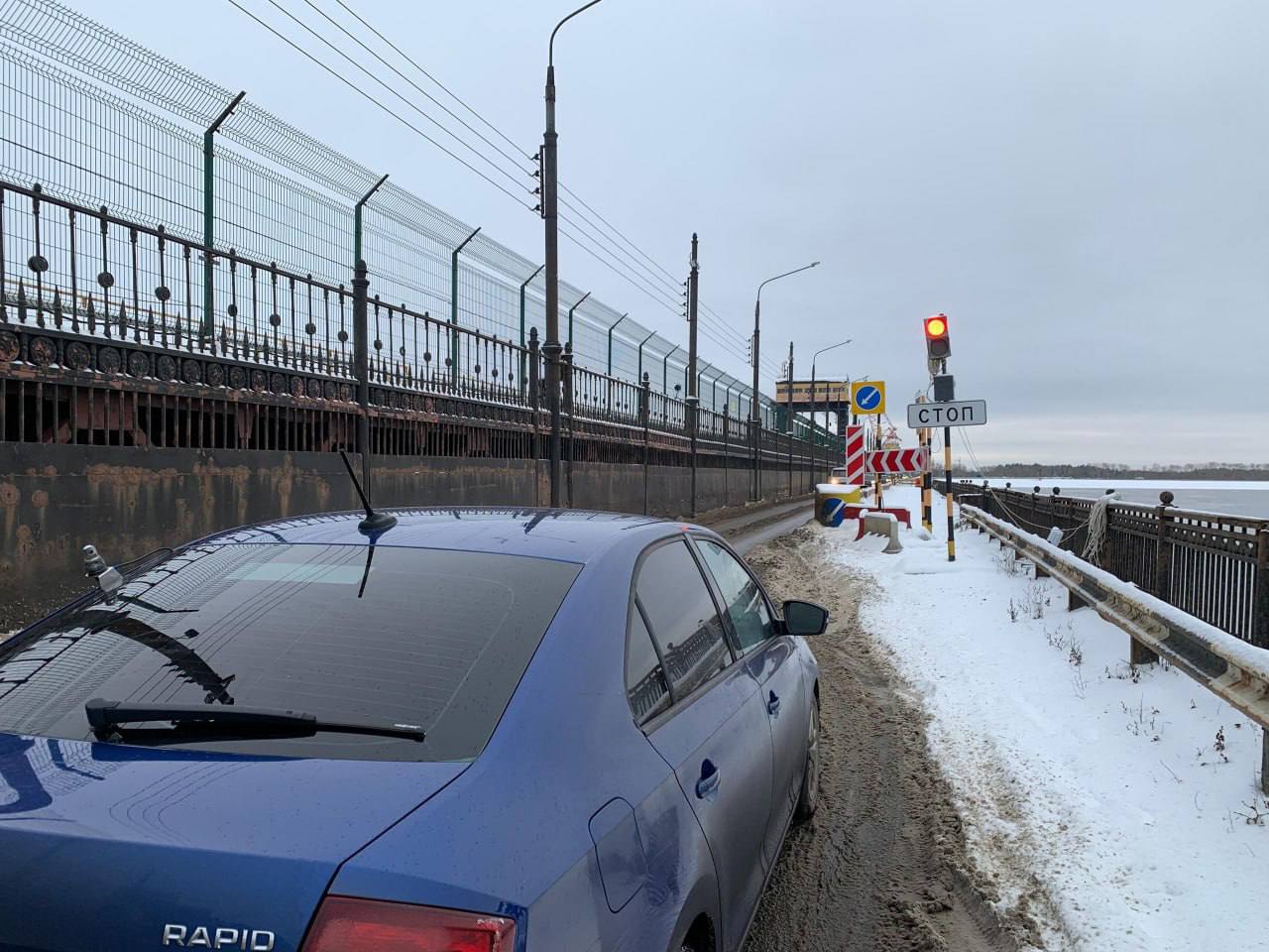 Напоминаем. Мост Нижегородской ГЭС снова будут перекрывать по ночам  С 13 по 17 января на дамбе введут интервальные перекрытия движения по 90 минут через каждый полчаса: в промежуток между 21:00 и 03:00.  На время работ на переправе будут армировать и укреплять ограждения проезжей части.  Подпишись \ Предложи новость