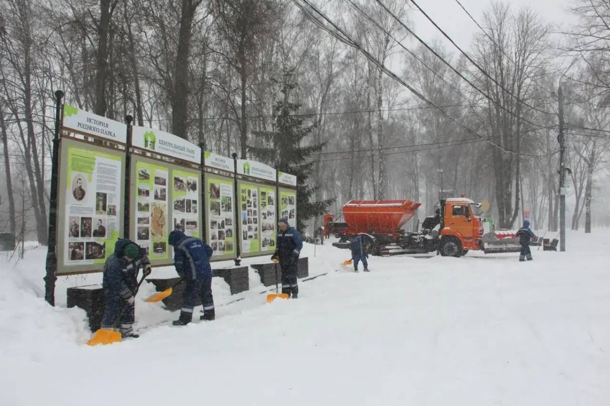 В Тульской области устраняют последствия непогоды Специалисты энергетических служб проводят обследование воздушных линий электропередачи выявляют повреждения и ведут восстановительные работы Для расчистки подъездов к линиям и обеспечения доступа к объектам задействована специальная техника Как сообщает правительство Тульской области работы развернуты в Щекинском Плавском Воловском Ленинском Богородицком и Киреевском районах Одновременно сотрудники ГУ ТО Тульские парки расчищают дорожную сеть и объекты инфраструктуры в зеленых зонах Работы ведутся в Центральном Пролетарском Комсомольском Рогожинском парках а также в Баташевском саду Правительство Тульской области 1 2 Подпишись на новости Мы в MАХ