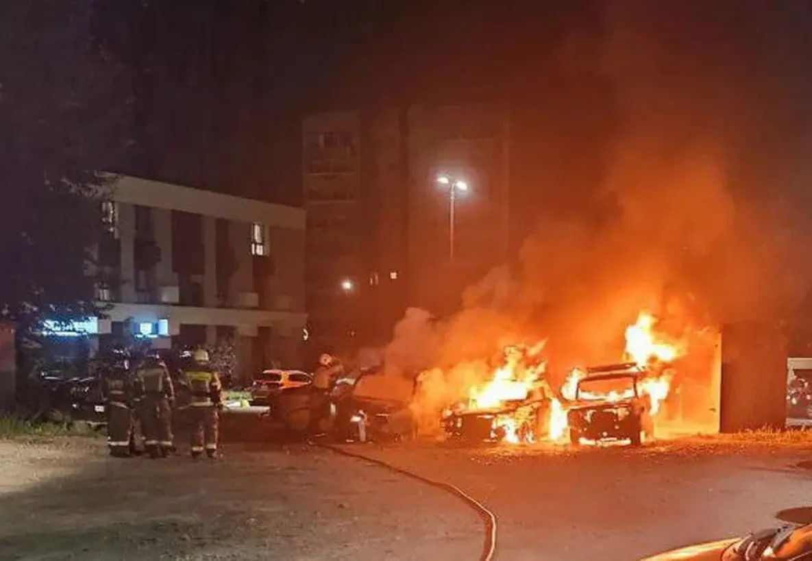 Поджигателей автомобилей разыскивает полиция в Хабаровске В Хабаровске полиция разыскивает поджигателей трех автомобилей, сгоревших на парковке в центре города. Поджог произошел в ночь на 10 августа во дворе на улице Лермонтова, 16. Сначала загорелся один автомобиль, затем огонь перекинулся на соседние, в результате Lexus NX, Toyota Sienta и Suzuki Jimny полностью сгорели. Ущерб превысил 2,8 млн рублей. Как сообщили в УМВД России по Хабаровску, полицейские осмотрели место происшествия, опросили местных жителей, изъяли записи камеры видеонаблюдения. Проводится комплекс оперативных мероприятий по установлению и задержанию лиц, причастных к поджогу. Возбуждено уголовное дело по ч. 2 ст. 167 УК РФ «Умышленные уничтожение или повреждение имущества». Прокуратура контролирует установление обстоятельств пожара. Точную причину установит пожарно-техническая экспертиза.