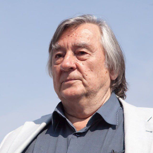 Указом Президента России А.Проханов удостоен звания Герой Труда. Аксиос! Главный проектировщик «Пятой Империи». Замечательный писатель член СП с 1972 . Пламенный публицист и патриот России! Очень рад за Вас, Александр Андреевич!