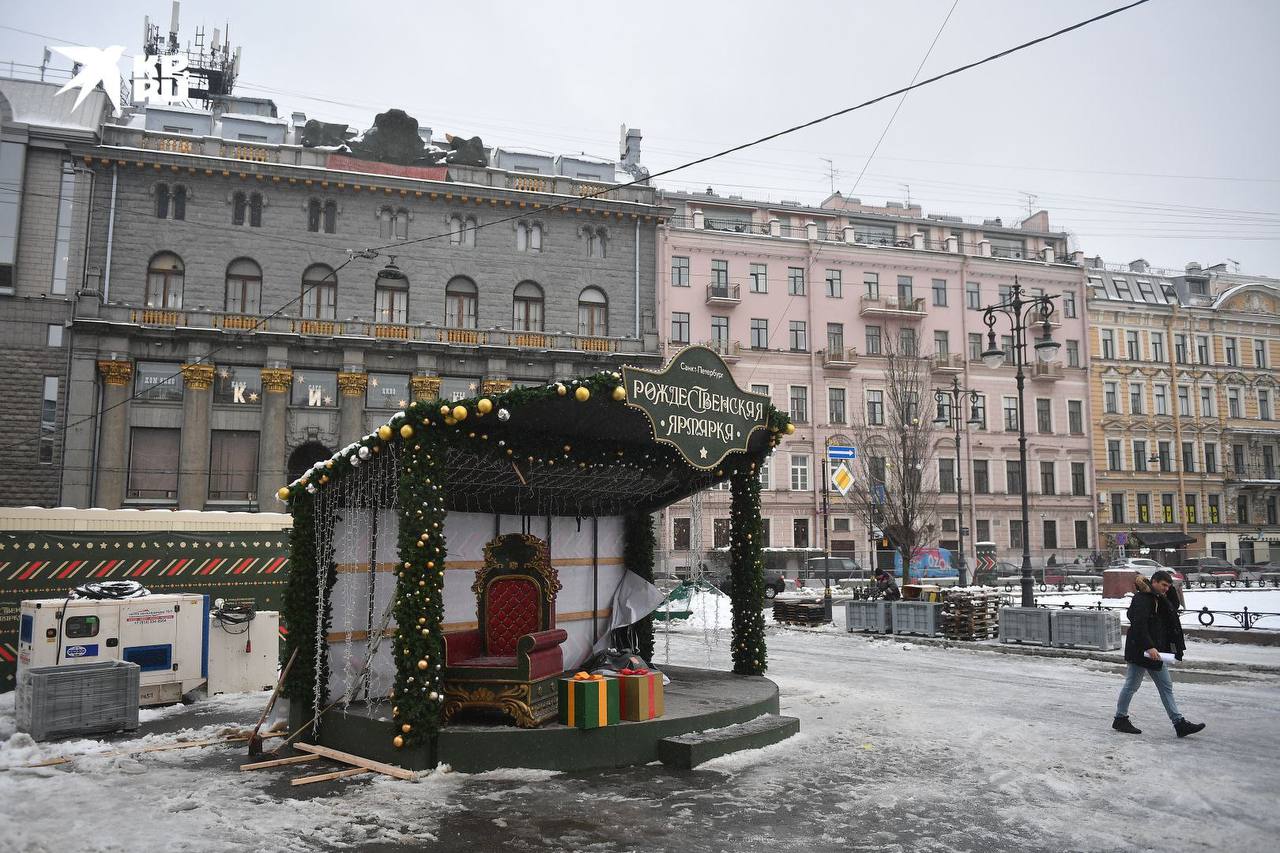 Рождественская ярмарка в Петербурге завершилась  Новогодняя атмосфера в центре города закончилась: на Манежной площади разобрали все павильоны и убрали украшения. Это немного грустно для тех, кто успел насладиться праздничной атмосферой.  У вас получилось посетить ярмарку и приобрести что-то интересное?