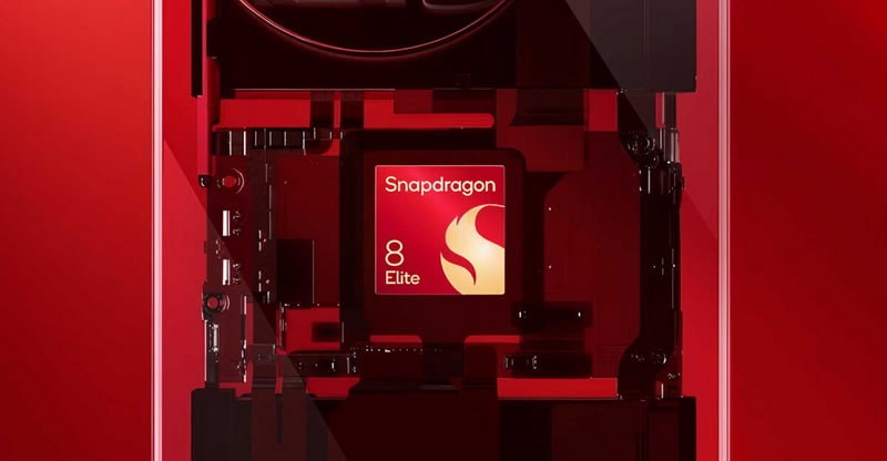 Qualcomm представила Snapdragon 8 Elite: новый флагман для смартфонов  Qualcomm анонсировала свой новый топовый мобильный процессор Snapdragon 8 Elite.  Новый Snapdragon 8 Elite построен на 3-нм техпроцессе и имеет архитектуру с двумя Prime-ядрами Oryon, работающими на частоте до 4,32 ГГц, и шестью производительными ядрами с частотой до 3,53 ГГц. Процессор оснащен 24 МБ кеш-памяти L2, равномерно распределенной между блоками ядер.  По заявлению Qualcomm, производительность нового чипа в одно- и многопоточных задачах выросла на впечатляющие 45% по сравнению с предшественником. При этом энергоэффективность улучшилась на 27%.  Графический процессор Adreno 830, работающий на частоте 1,1 ГГц, также получил существенные улучшения. Он демонстрирует 40% прирост в обработке растровой графики и до 35% в трассировке лучей. Adreno 830 поддерживает все современные графические API и движки, включая Unreal Engine.  Snapdragon 8 Elite также может похвастаться поддержкой памяти LPDDR5X-5300, улучшенным на 45% NPU и модемом Snapdragon X80 с поддержкой Wi-Fi 7 и 5G.  Ожидается, что новый процессор найдет применение во флагманских смартфонах 2025 года.